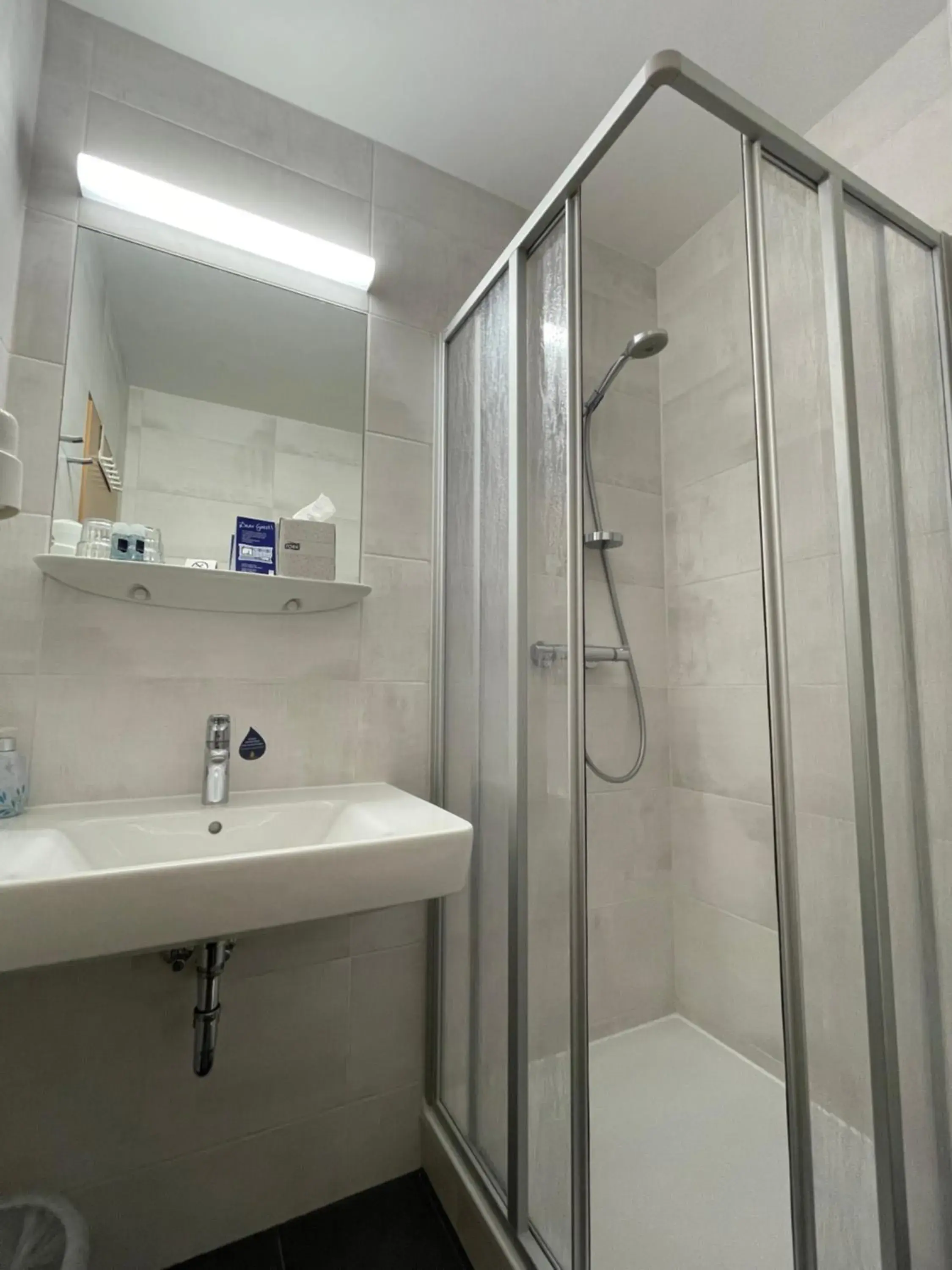 Shower, Bathroom in Businesshotel Berlin