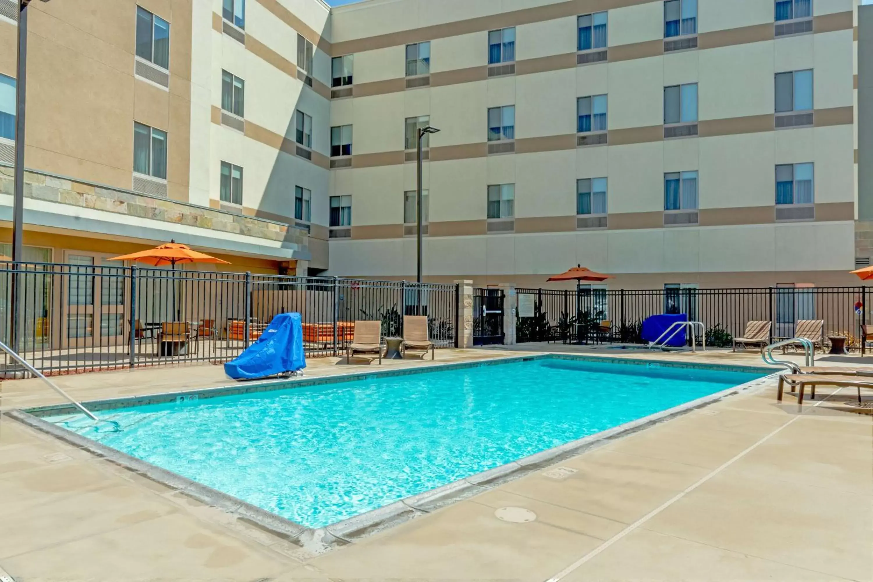 Pool view, Swimming Pool in Hampton Inn & Suites Riverside/Corona East