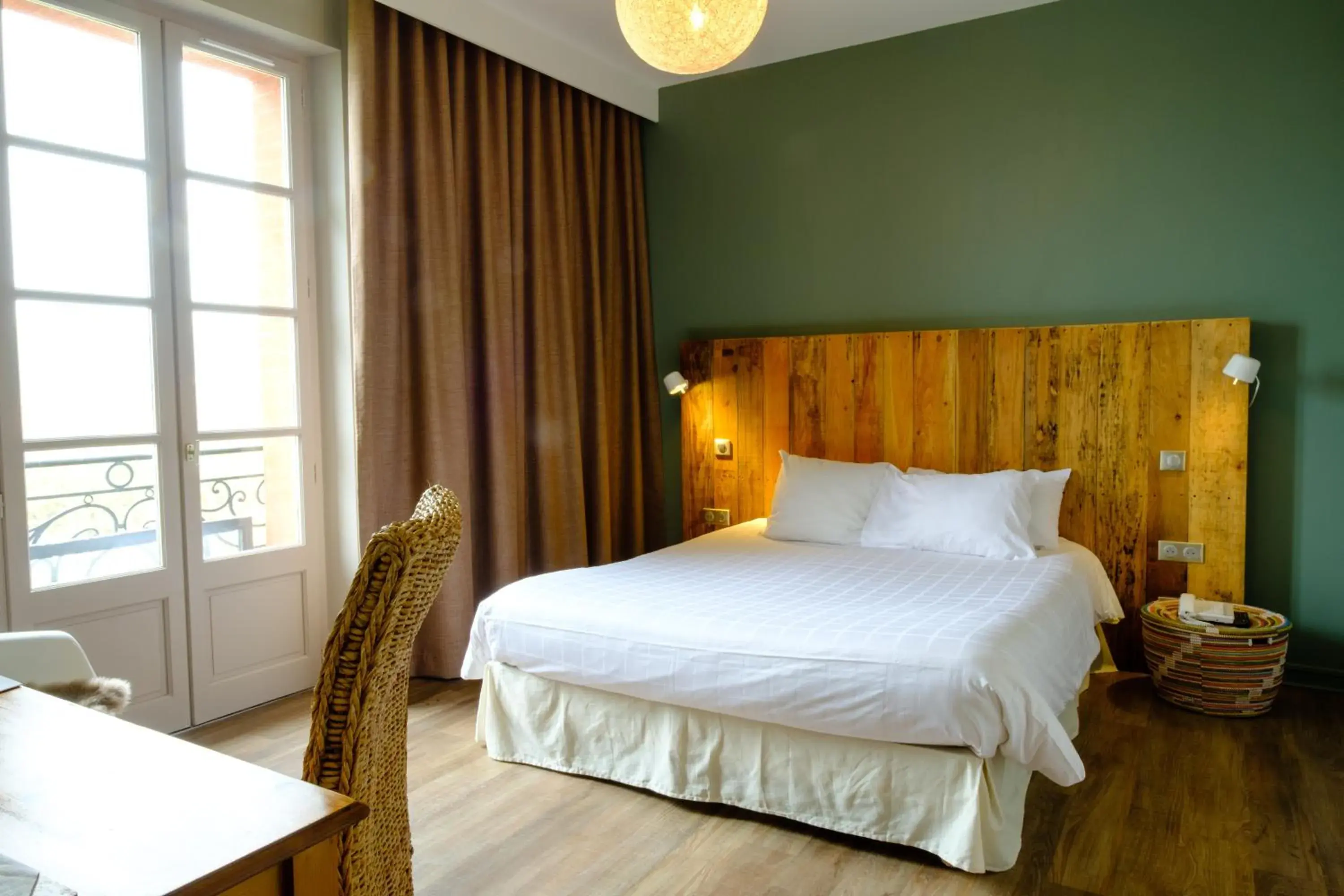 Bedroom, Bed in Hotel Le Moulin de Moissac