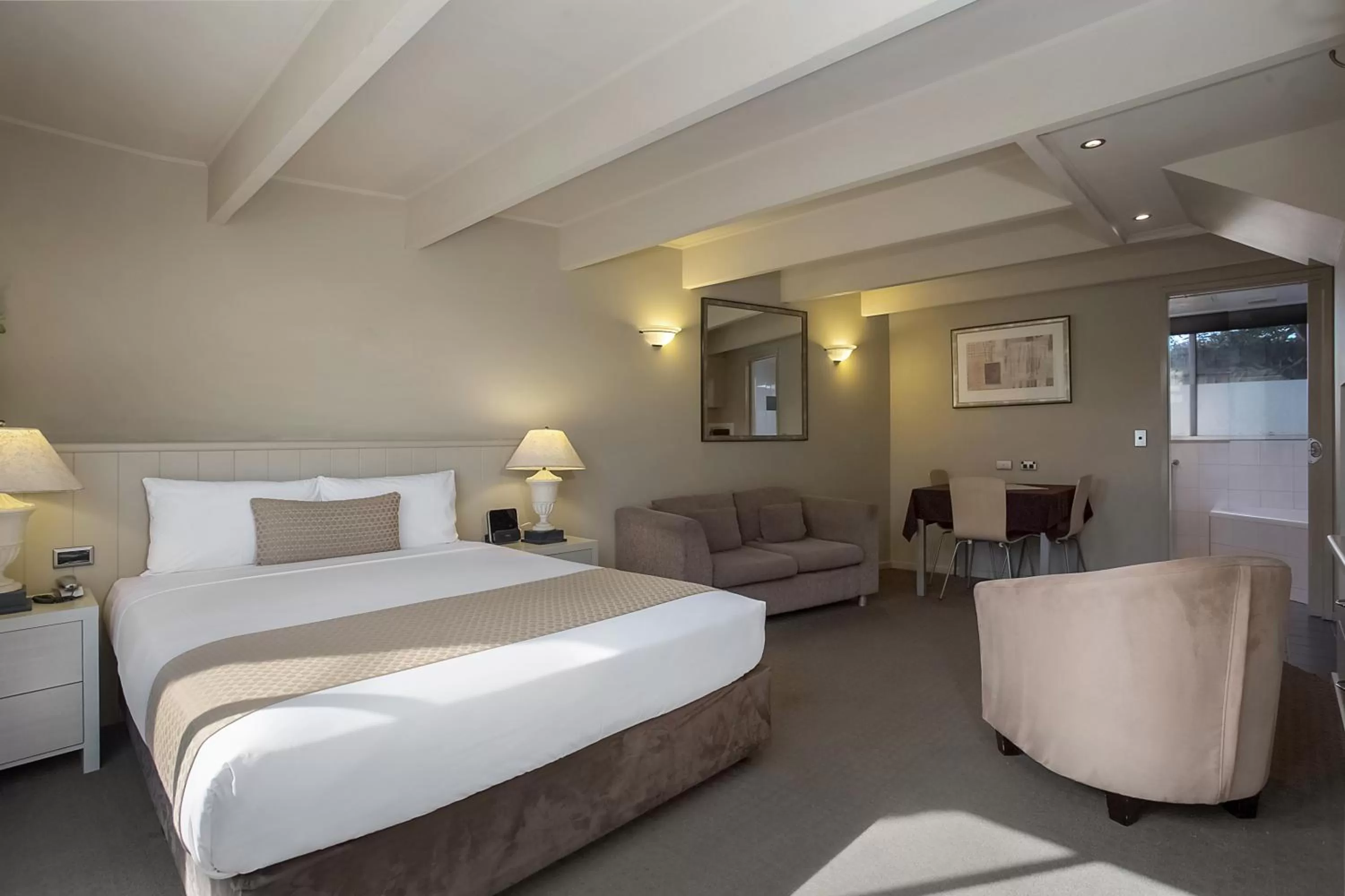 Bed in Comfort Inn On Raglan