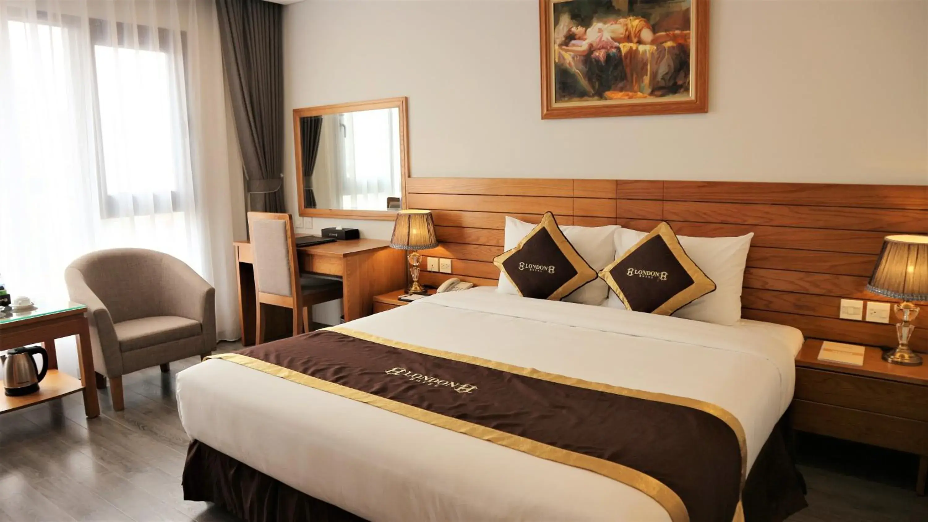 Bed in London Hanoi Hotel