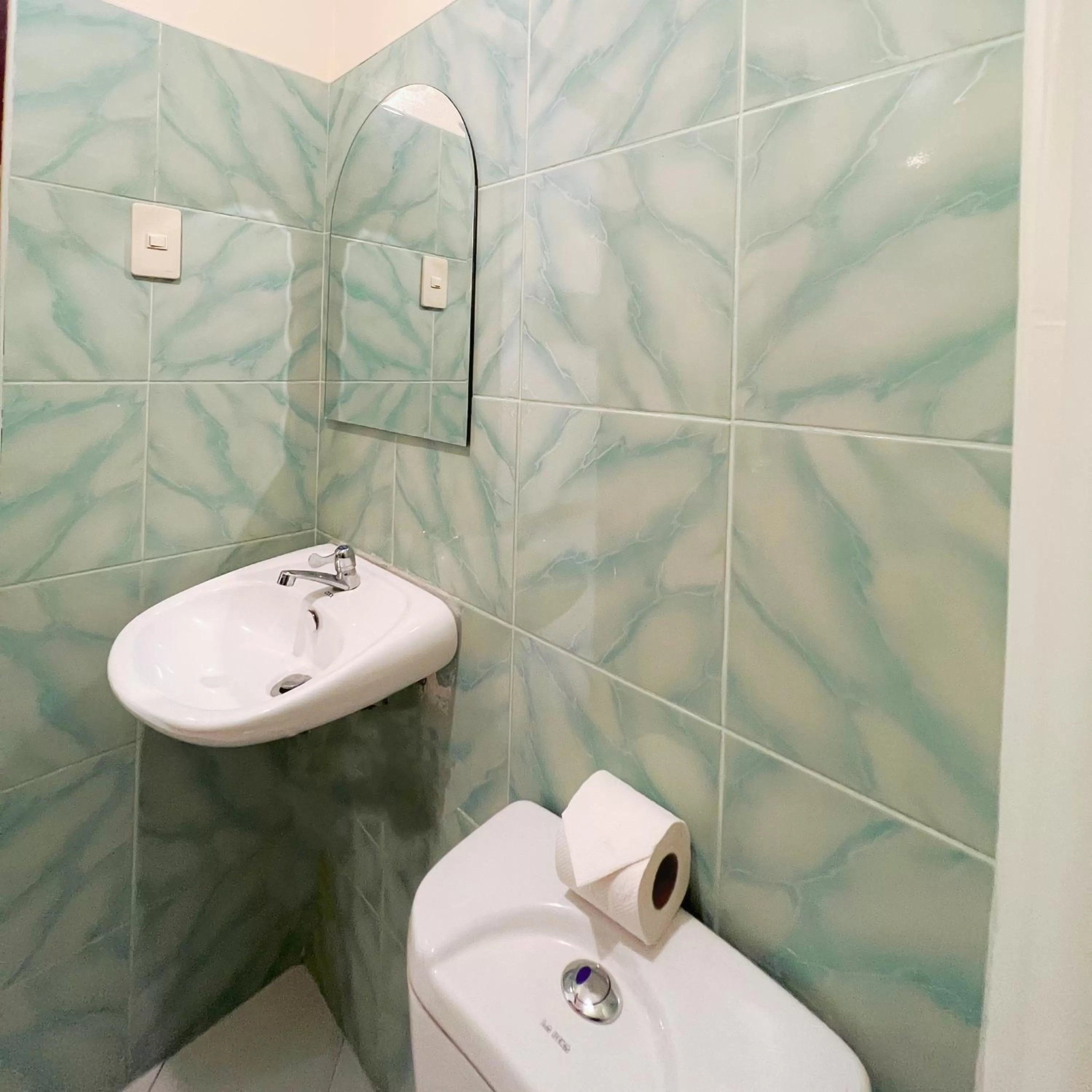 Toilet in Balayong Pension