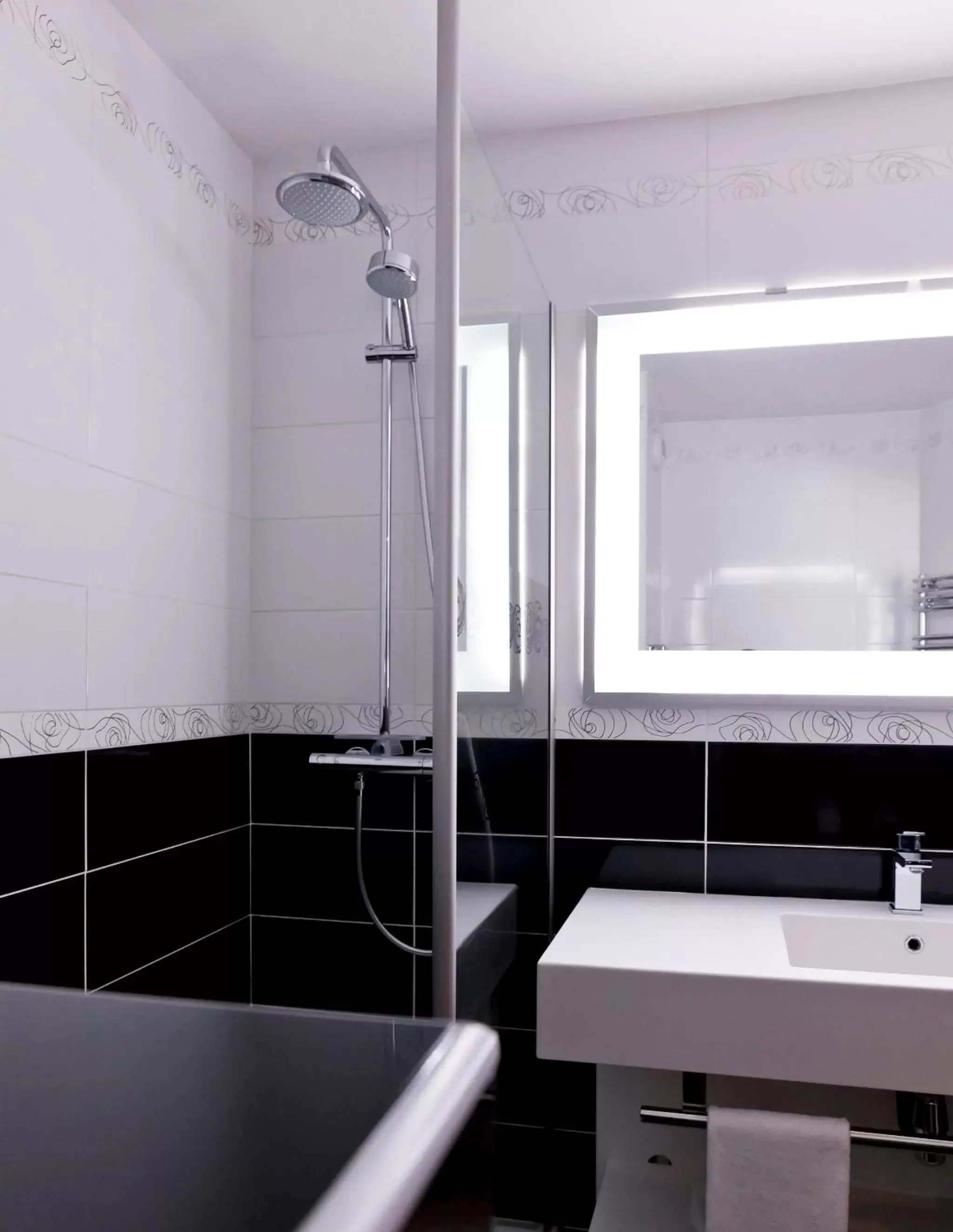 Shower, Bathroom in Hôtel Mercure Lyon Centre Charpennes