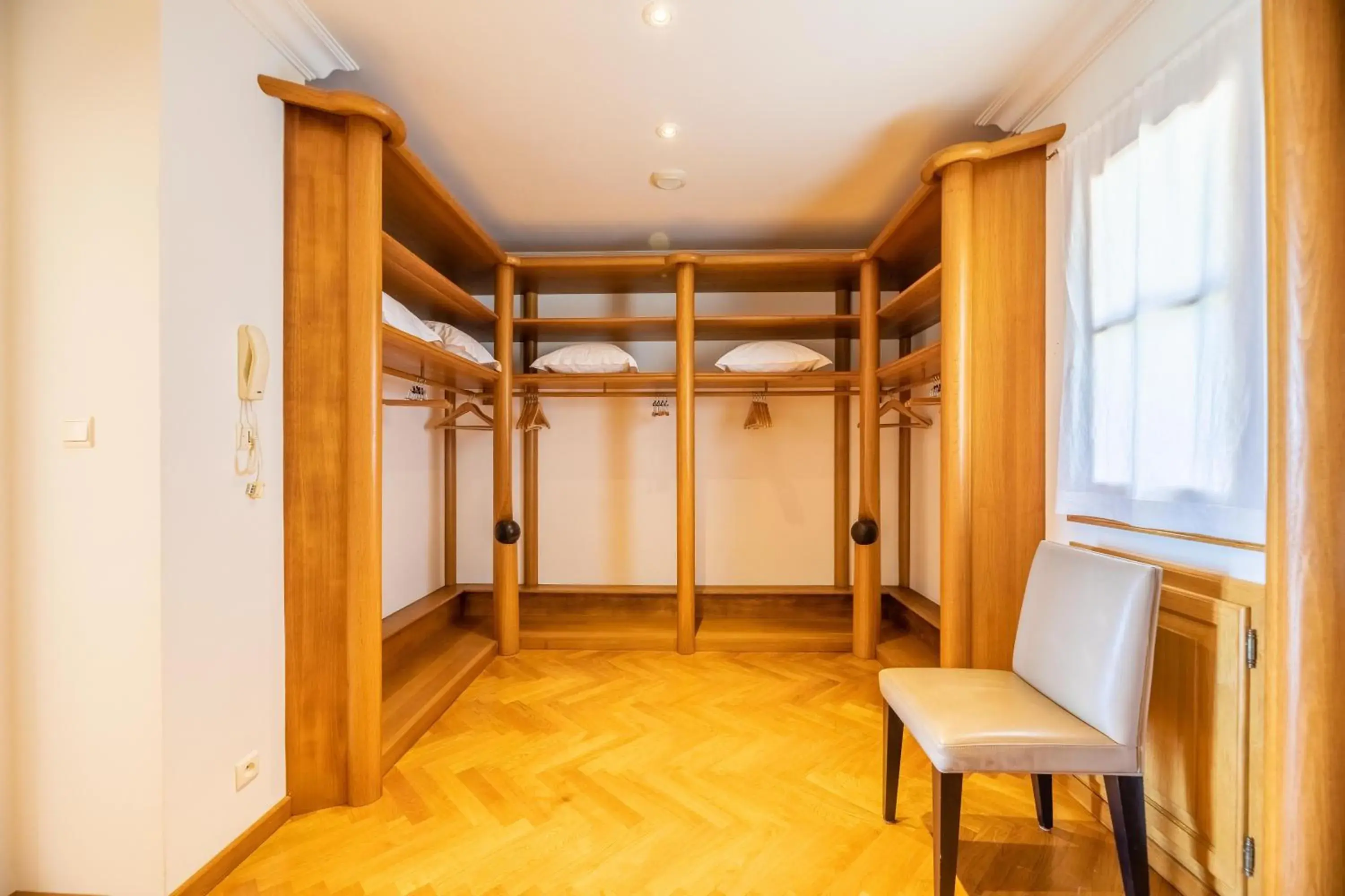 wardrobe, Bunk Bed in La Villa Calvi