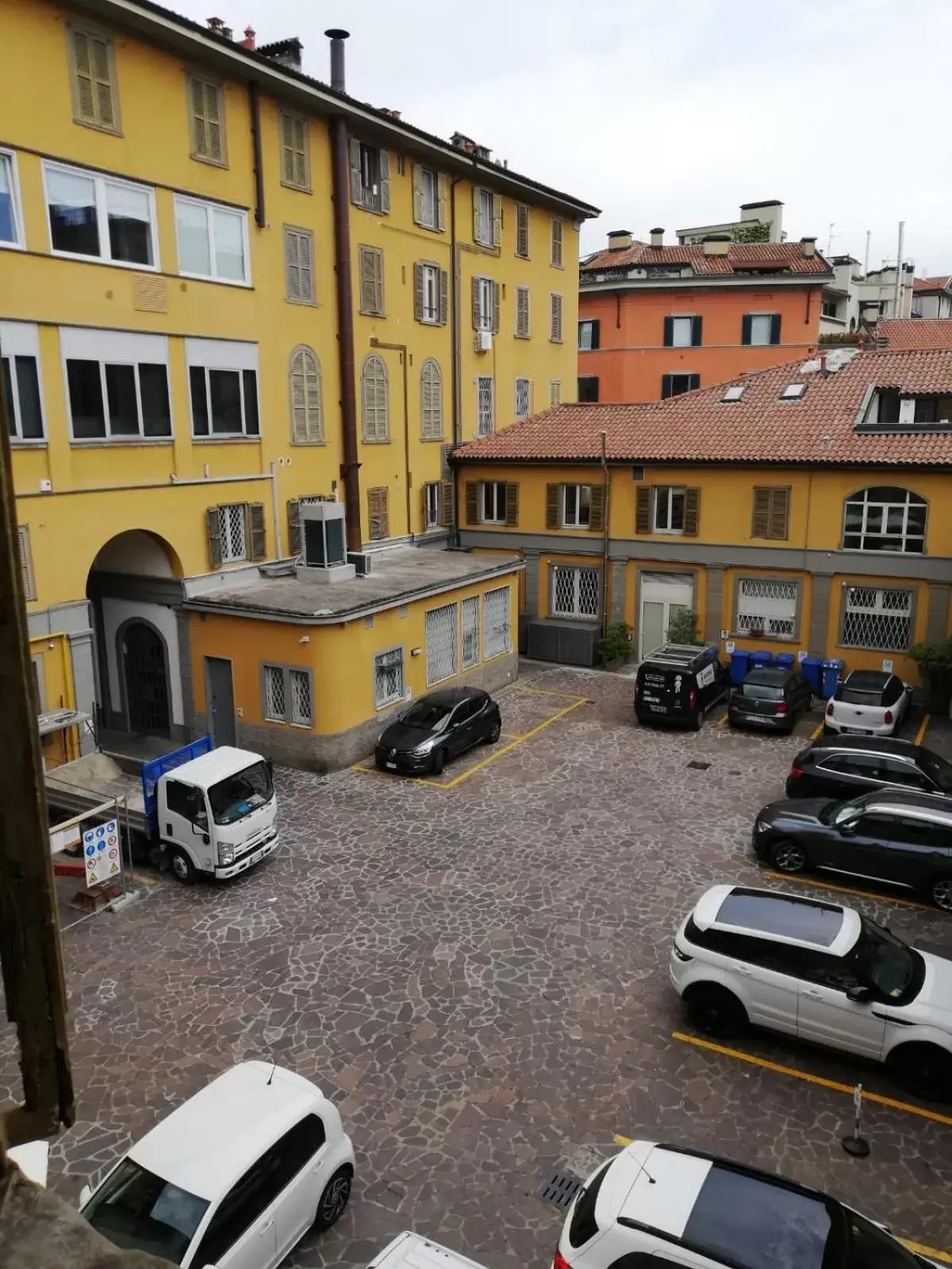 Inner courtyard view in B&B Smeraldo Airport