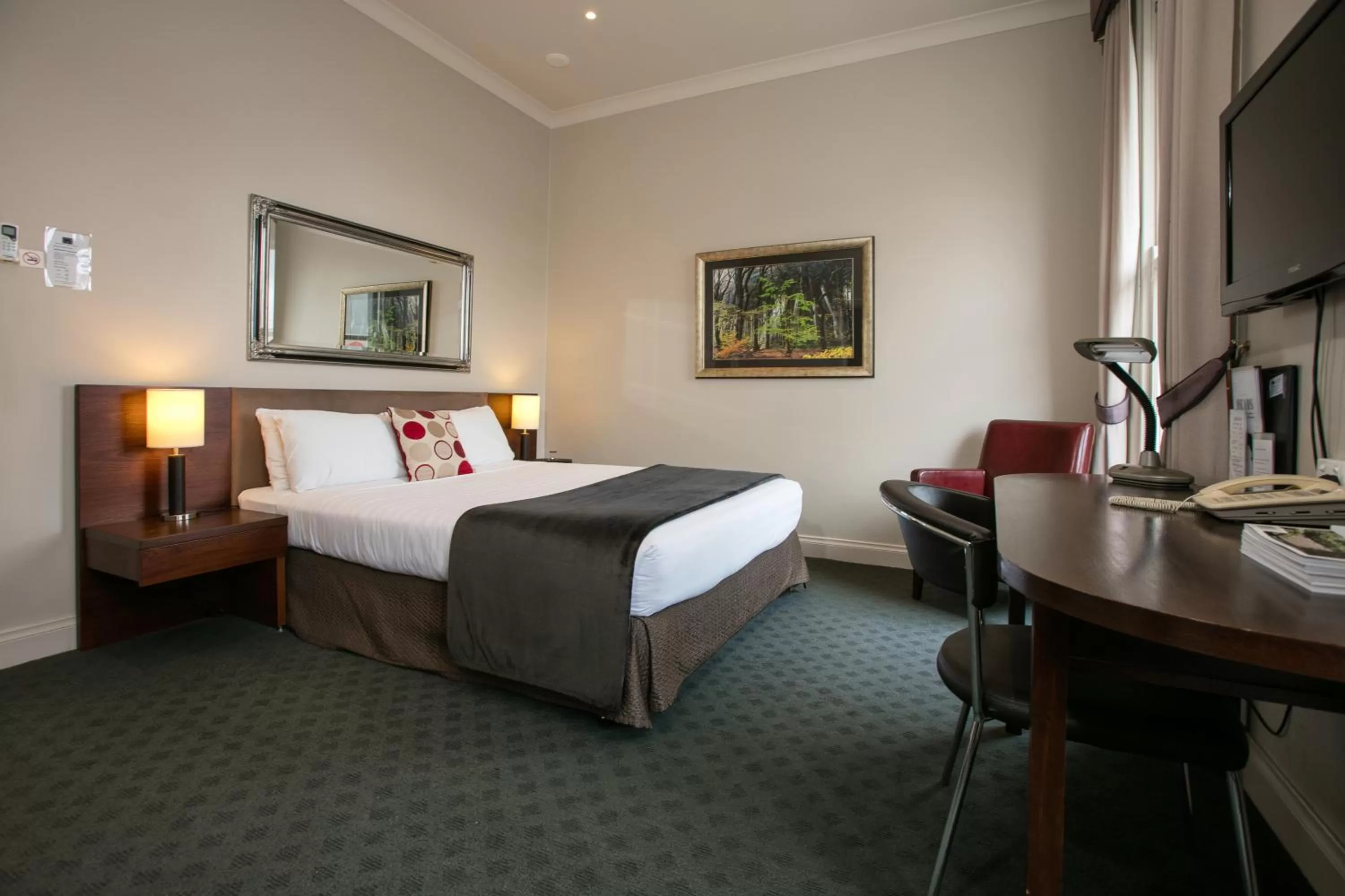 Bedroom, Bed in Oscars Hotel and Cafe Bar