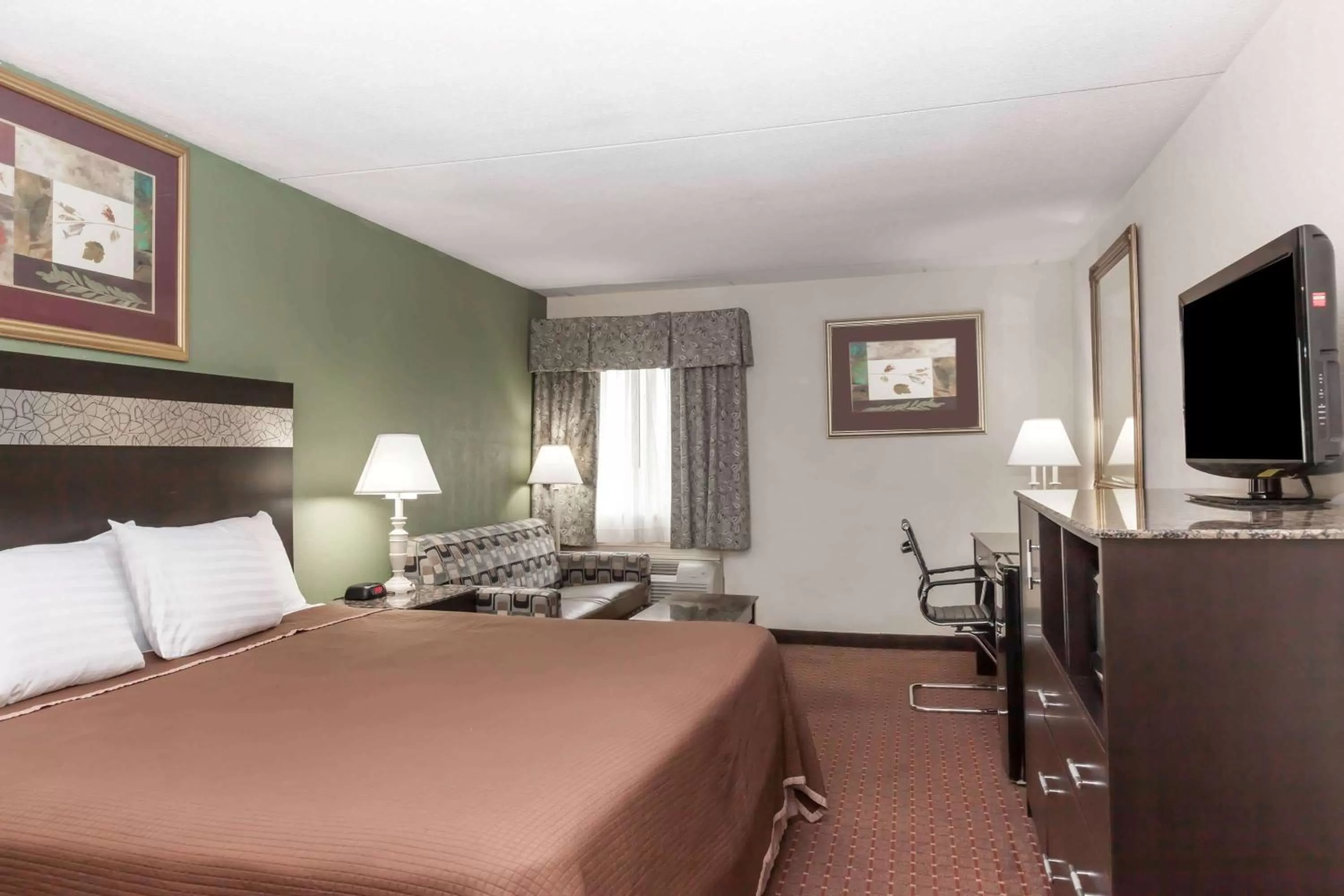 Photo of the whole room, Bed in Howard Johnson by Wyndham Newark Airport