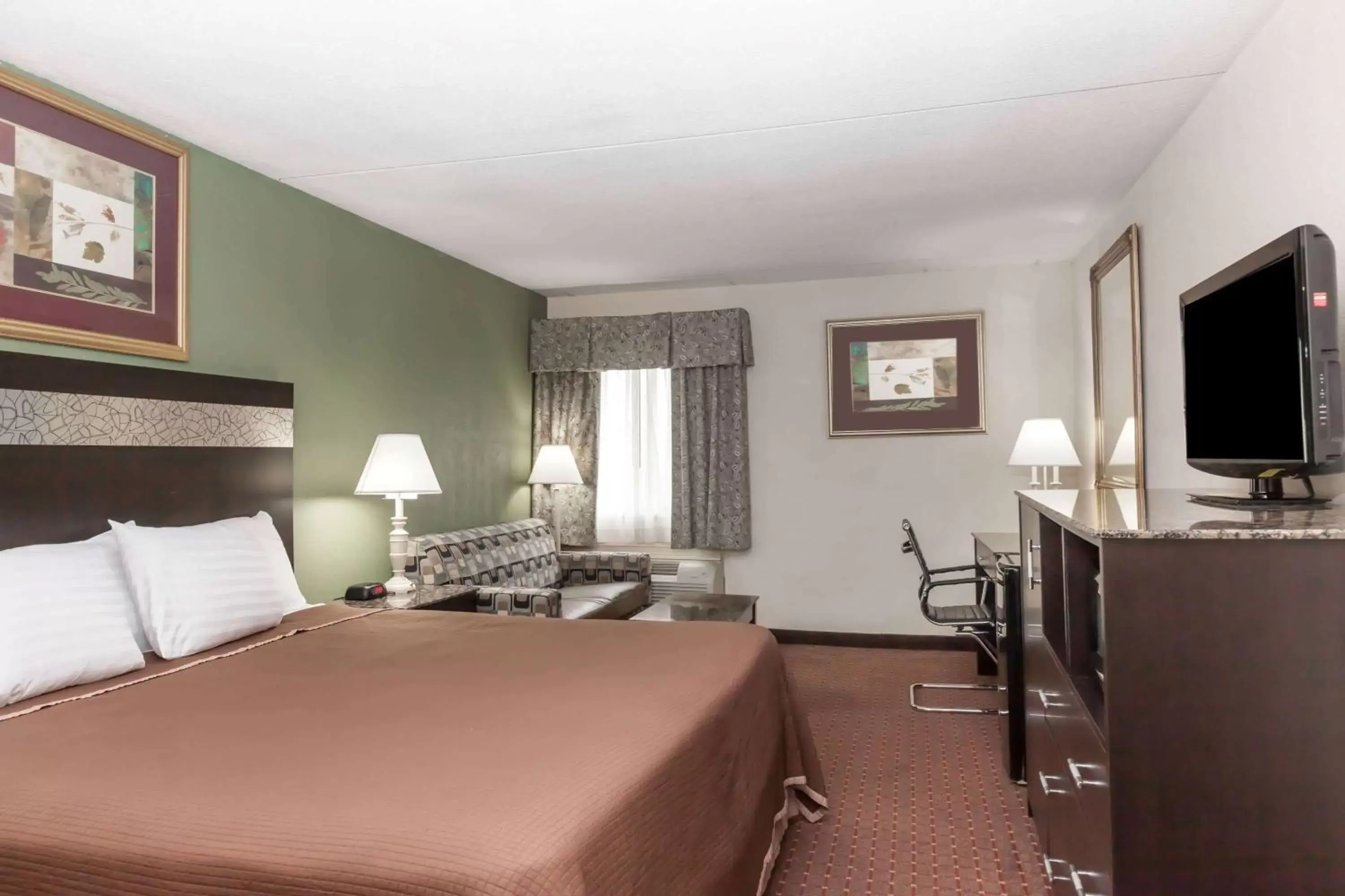 Photo of the whole room, Bed in Howard Johnson by Wyndham Newark Airport