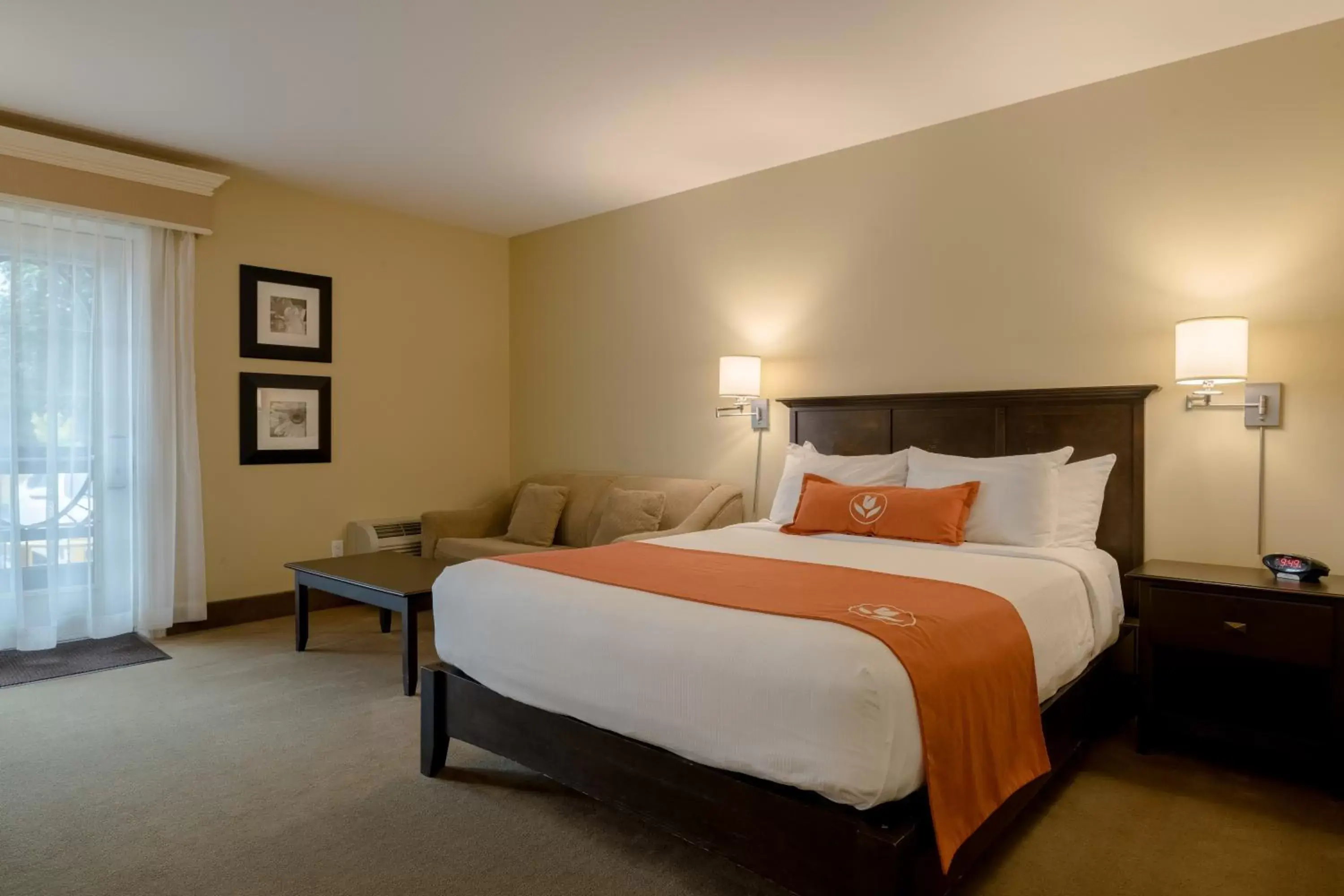Bed in Amsterdam Inn & Suites Sussex