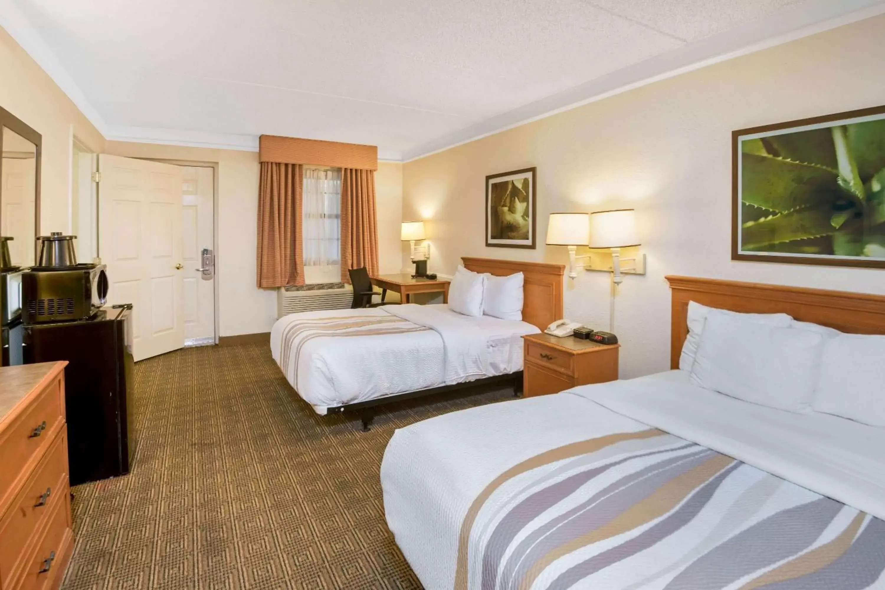 Photo of the whole room, Bed in La Quinta Inn by Wyndham San Antonio Market Square