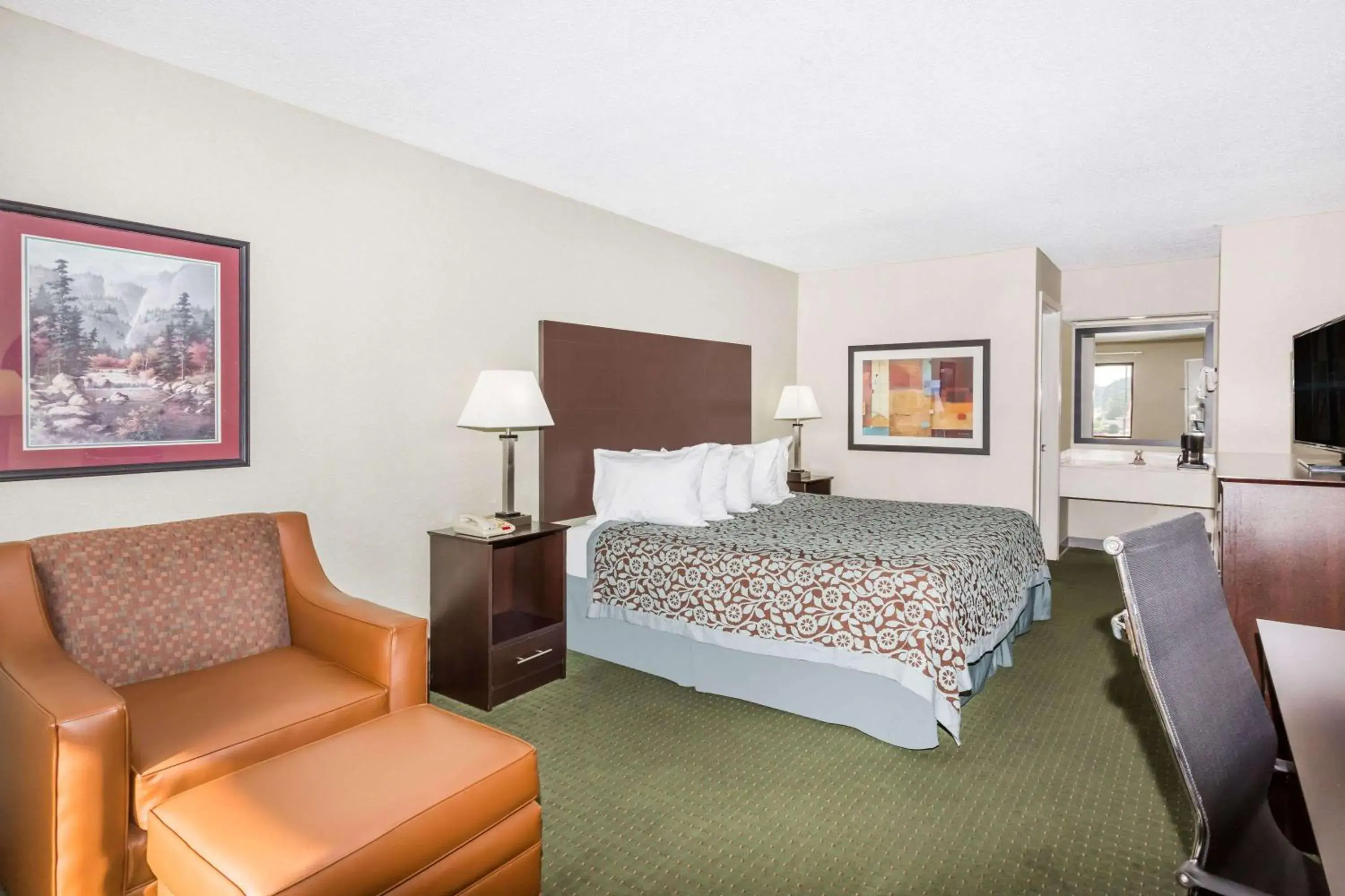 Photo of the whole room, Bed in Days Inn by Wyndham Hendersonville