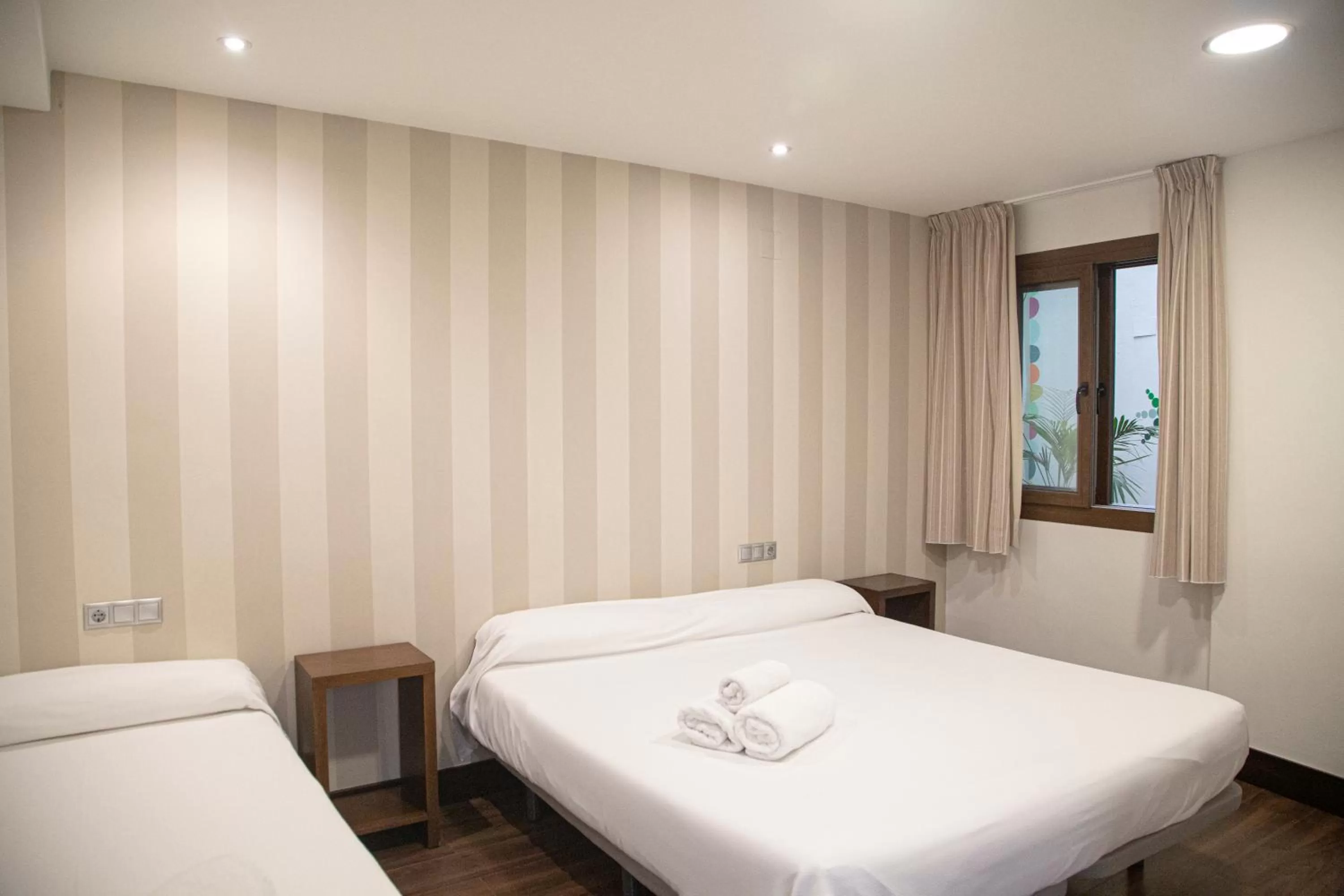 Photo of the whole room, Bed in Cordoba Carpe Diem