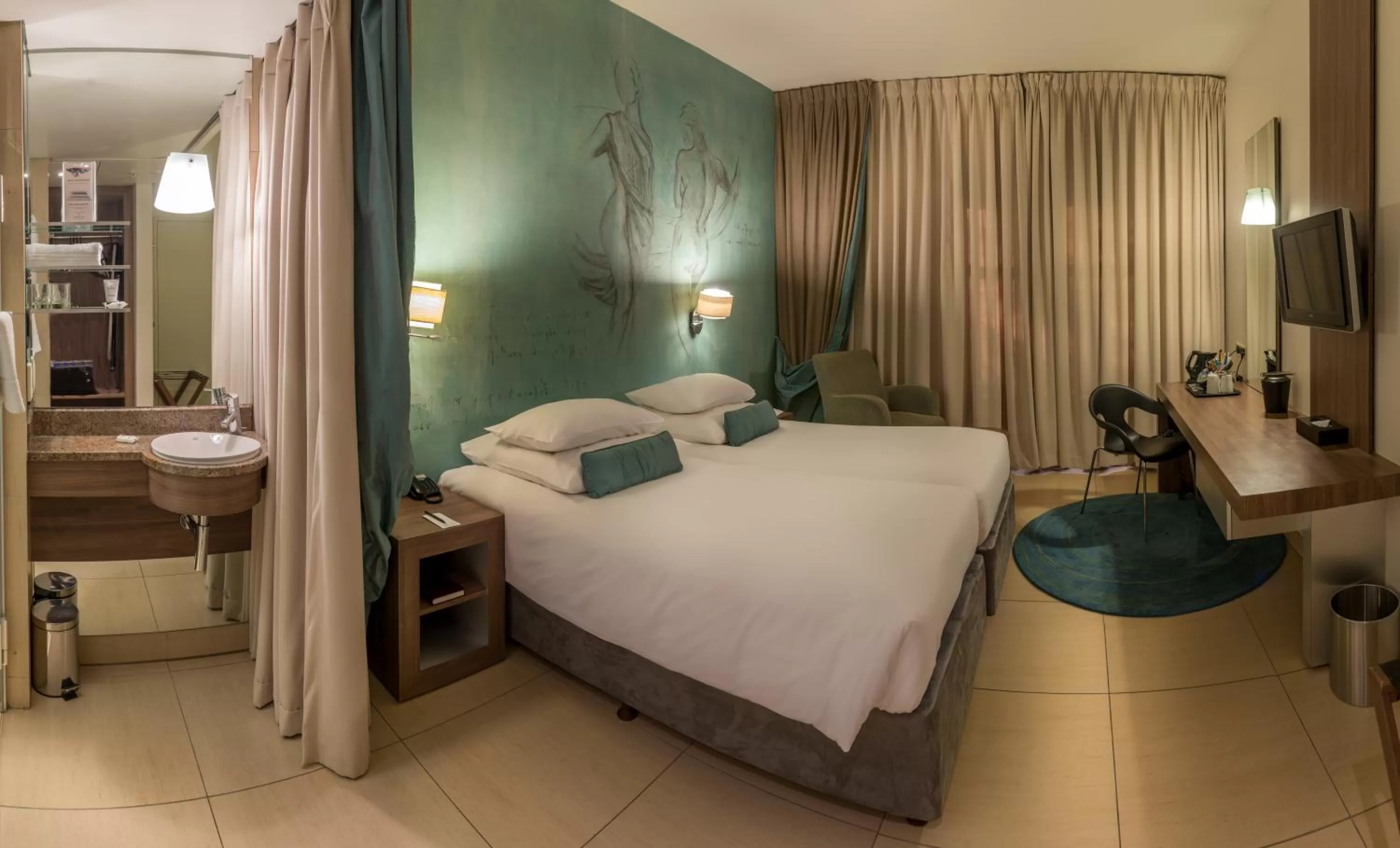 Bathroom, Bed in Metcourt at Emperors Palace