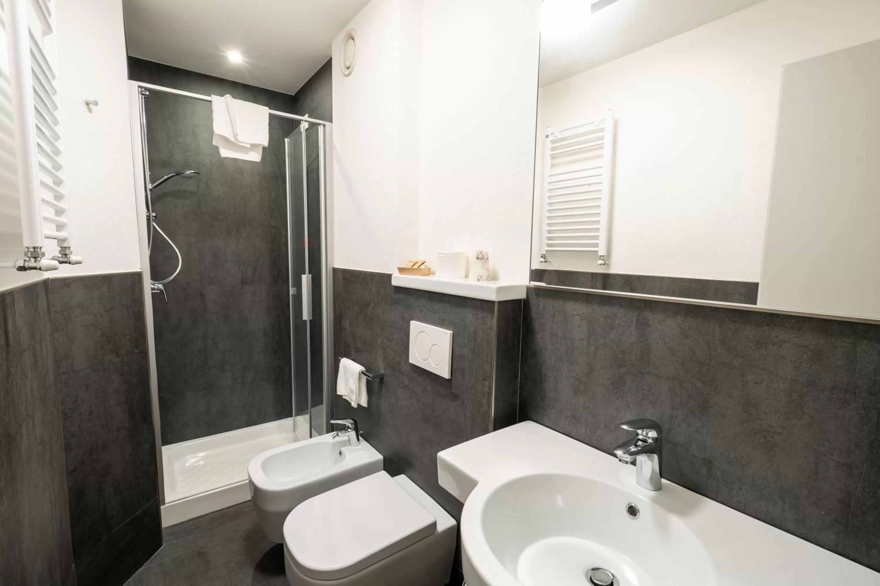 Shower in Hotel Des Etrangers