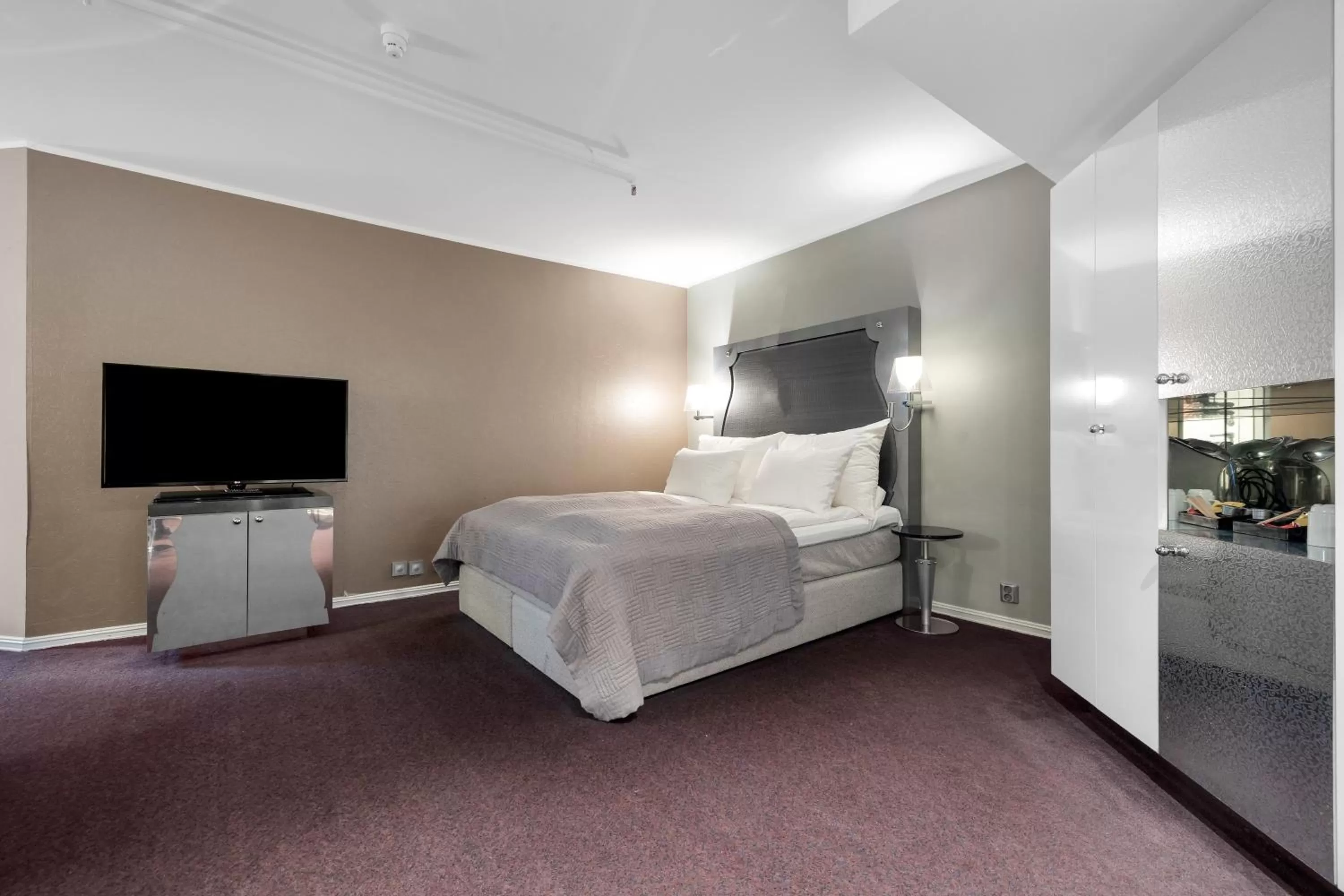 TV and multimedia, Bed in Clarion Hotel Ernst