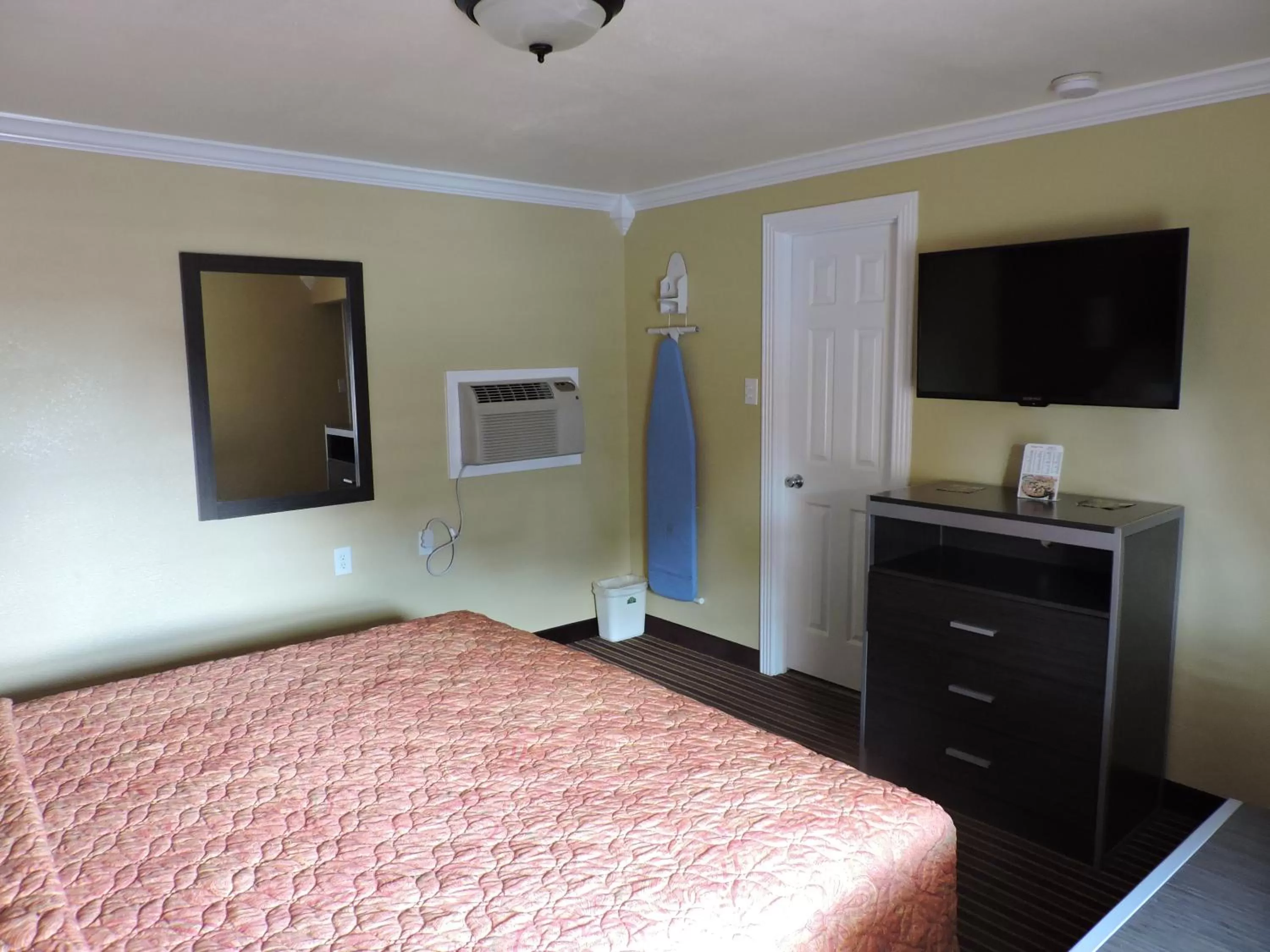 TV/Entertainment Center in Budget Inn Temple