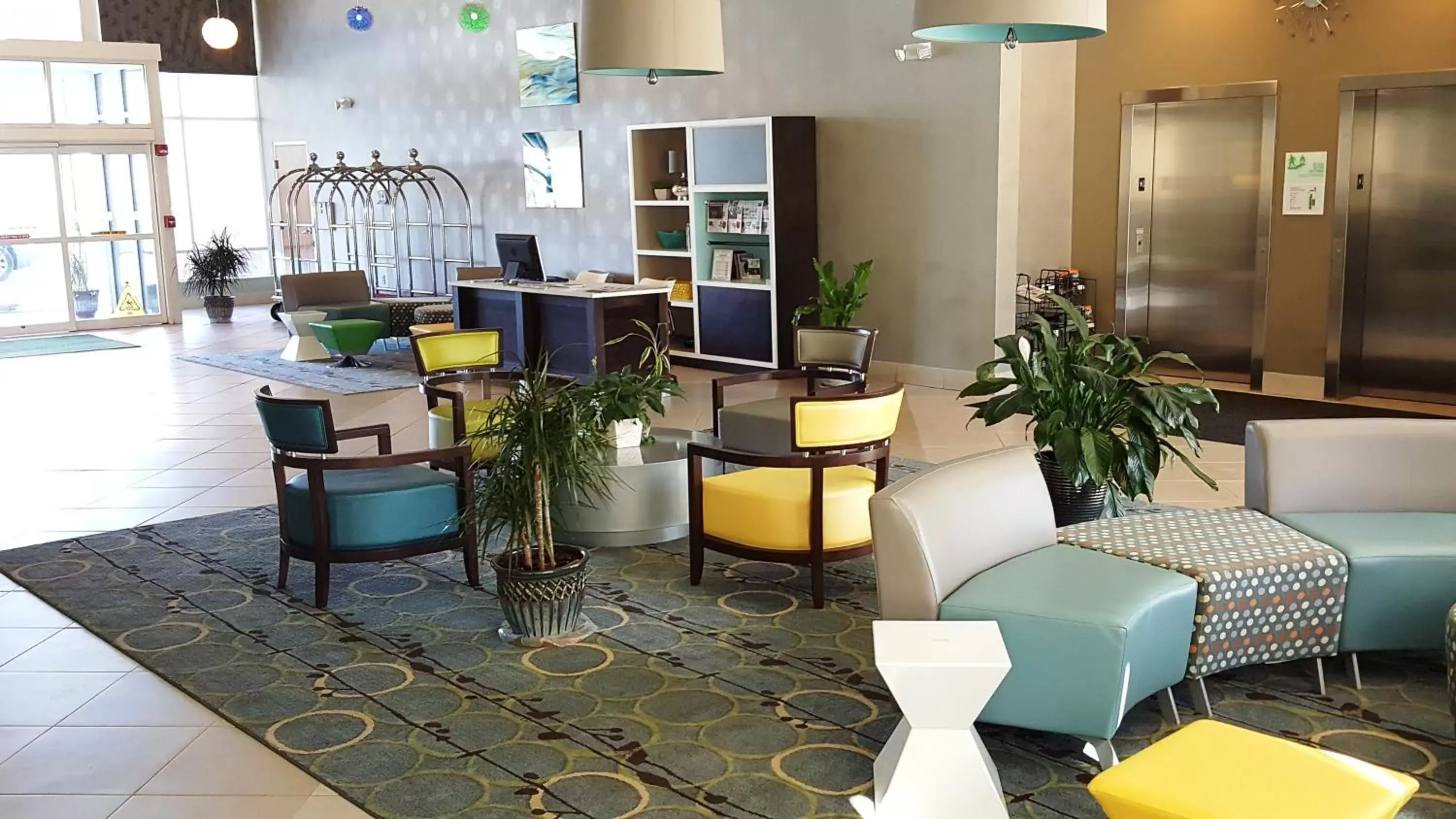 Lobby or reception, Lounge/Bar in Holiday Inn Santee, an IHG Hotel