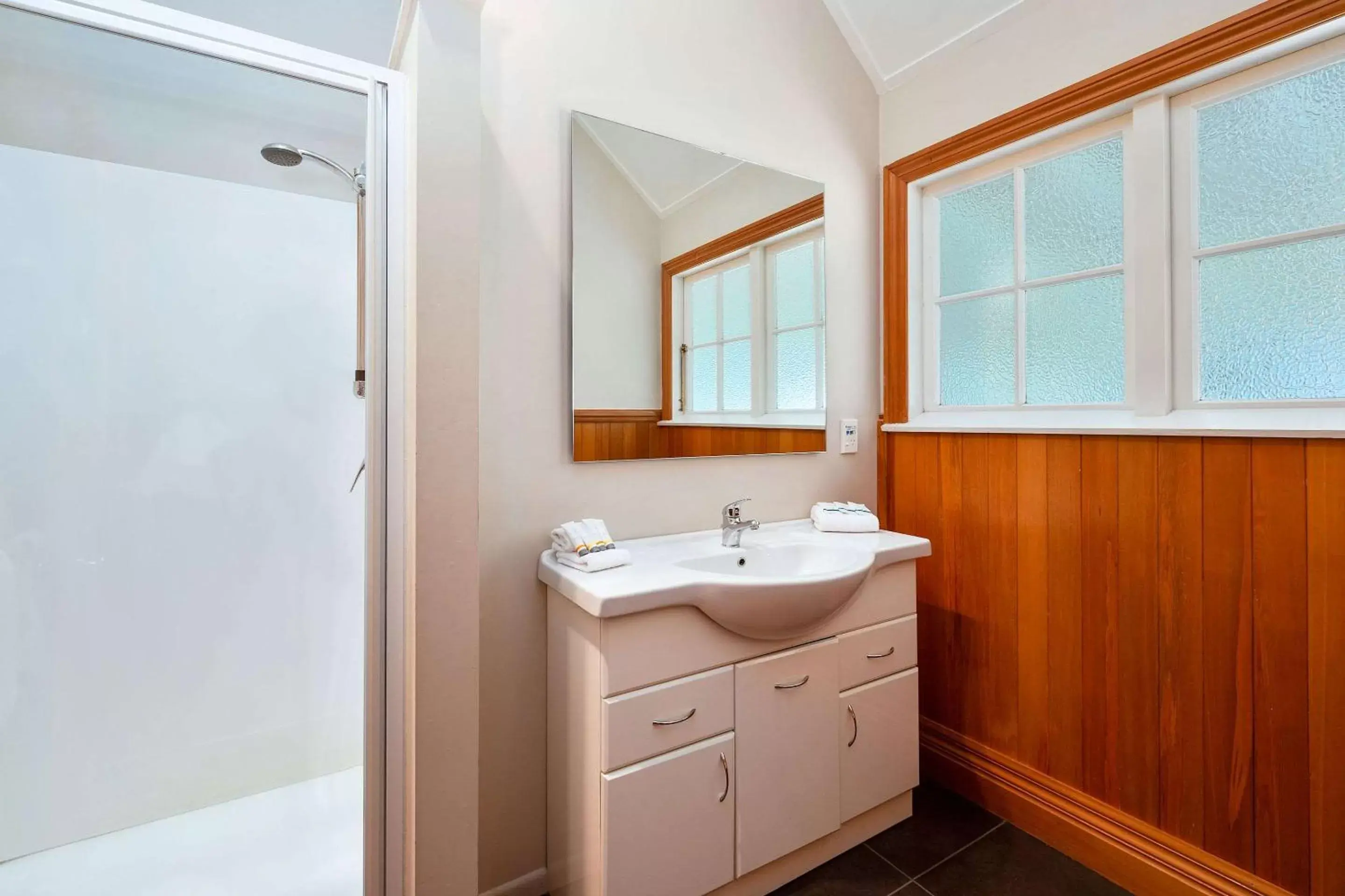 Bedroom, Bathroom in Quality Suites Huka Falls