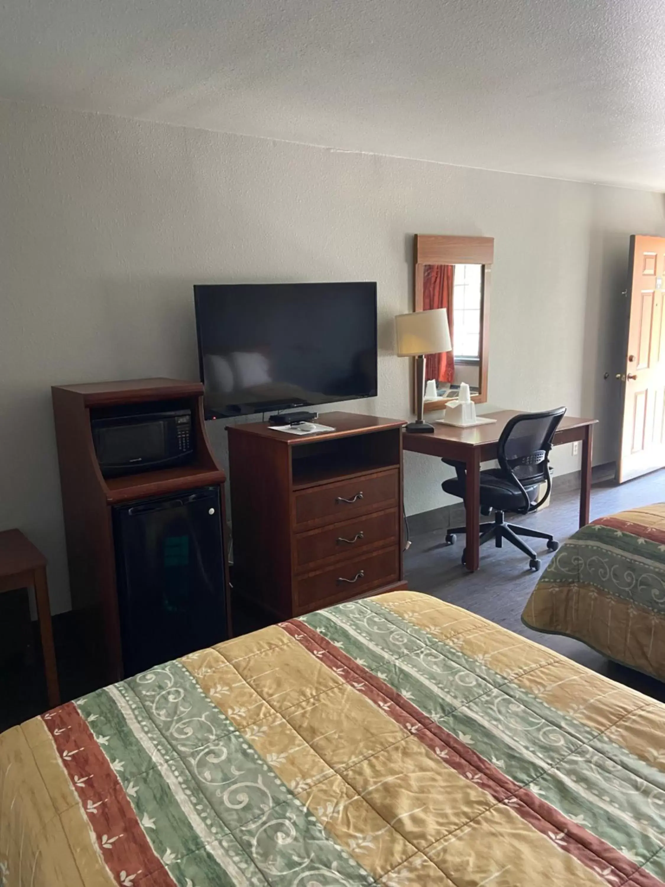 TV/Entertainment Center in Redbud Inn