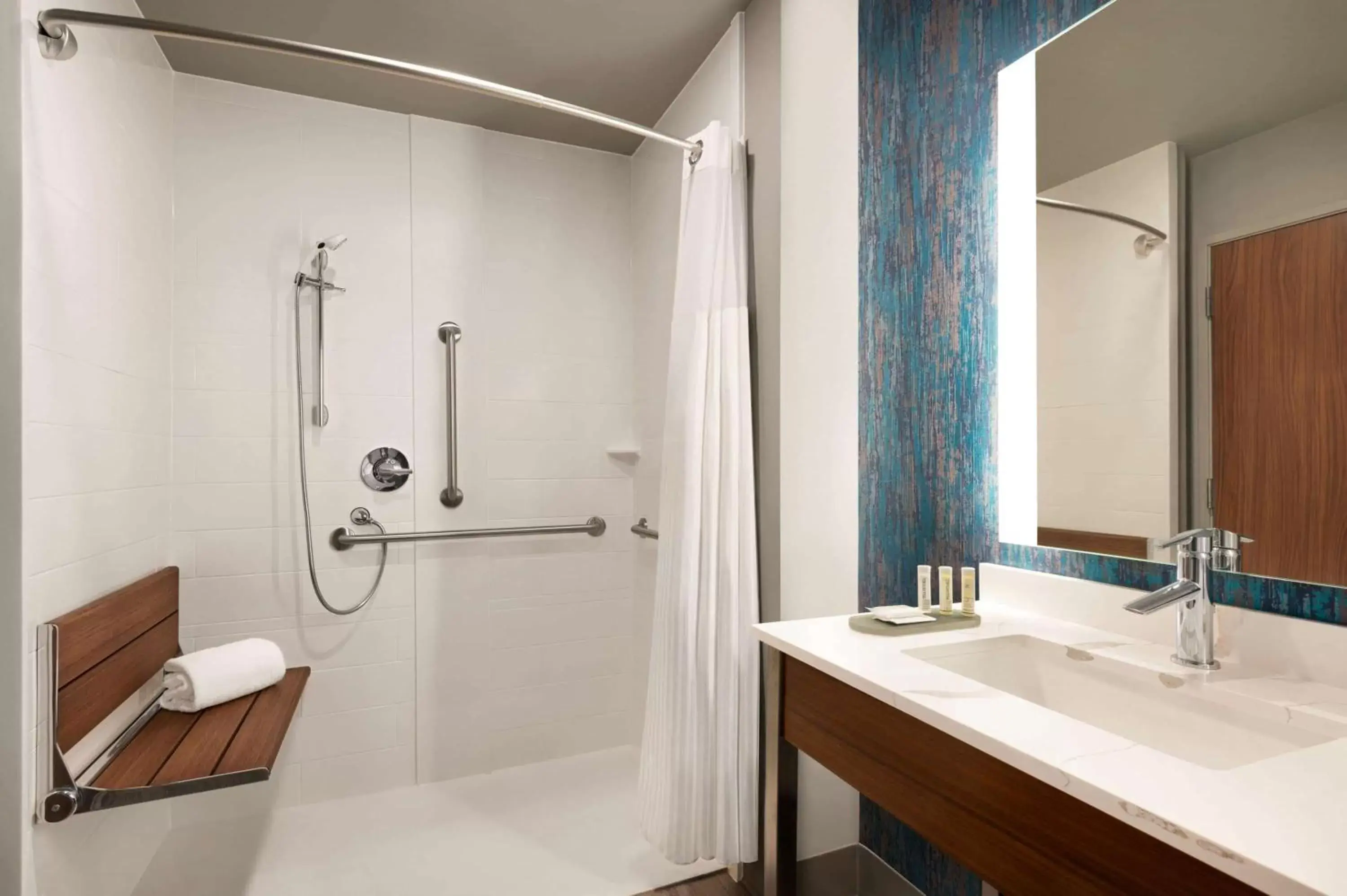 Shower, Bathroom in La Quinta Inn & Suites by Wyndham Marysville