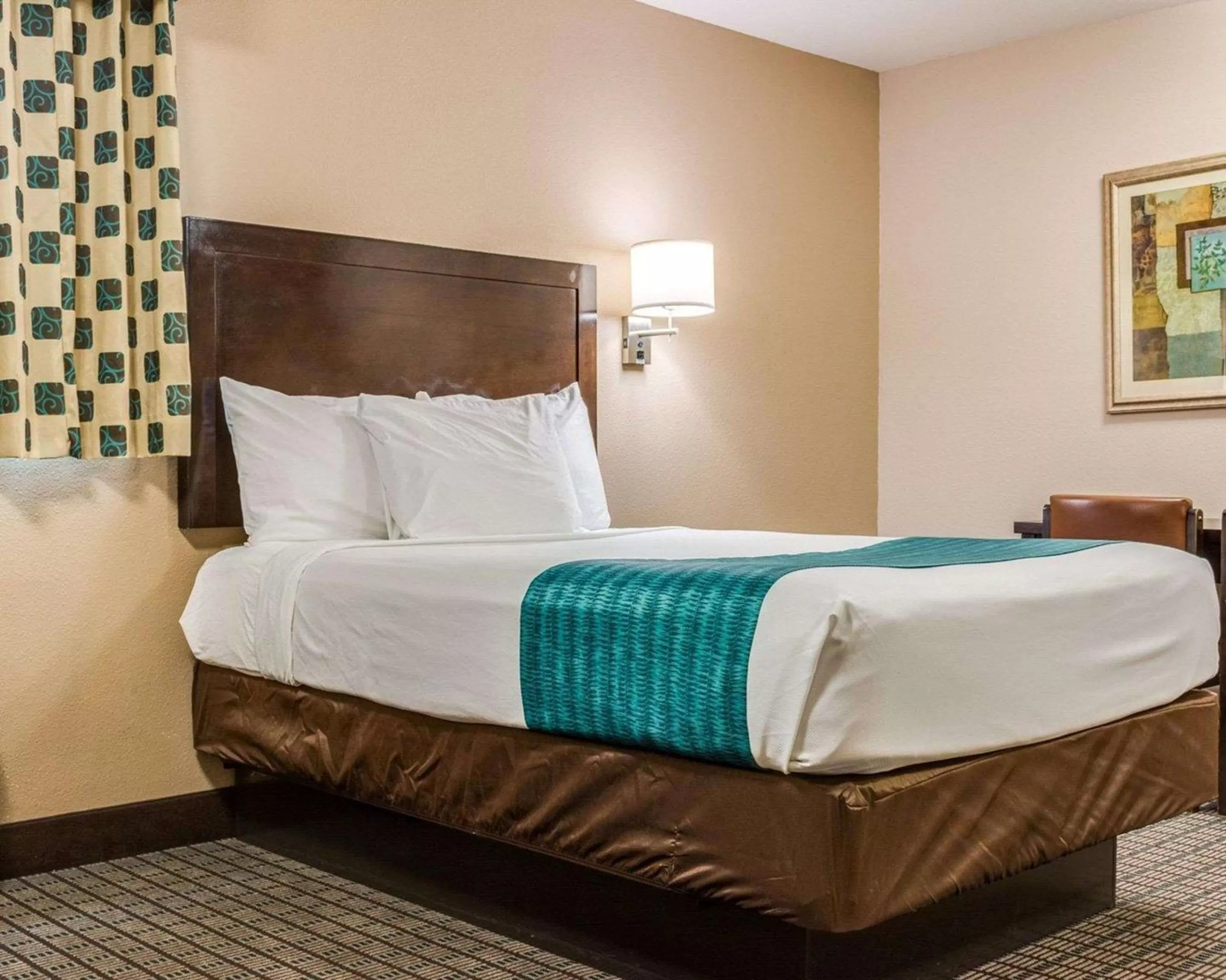 Photo of the whole room, Bed in Suburban Studios Avondale