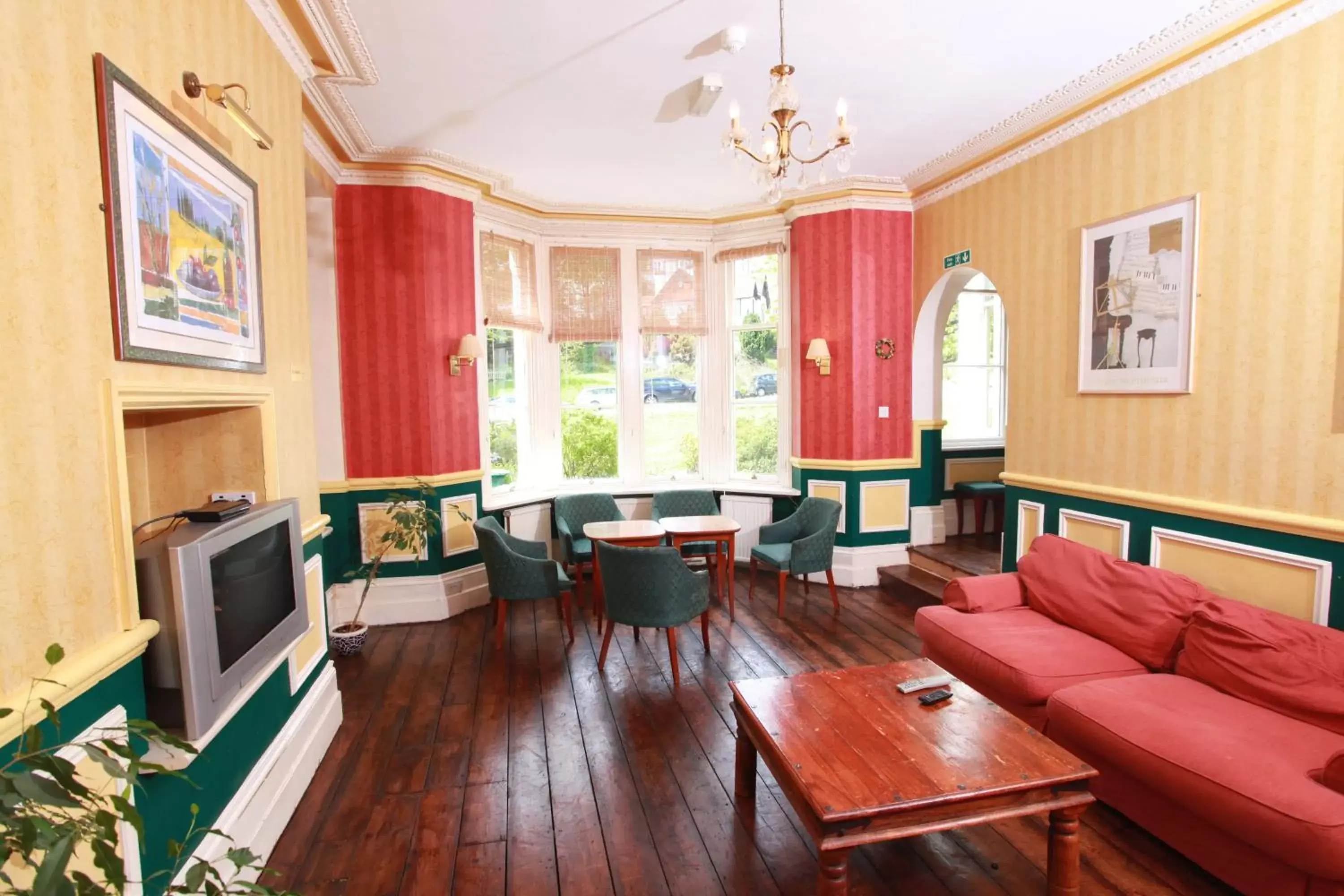 Lounge or bar, Seating Area in Russell Hotel
