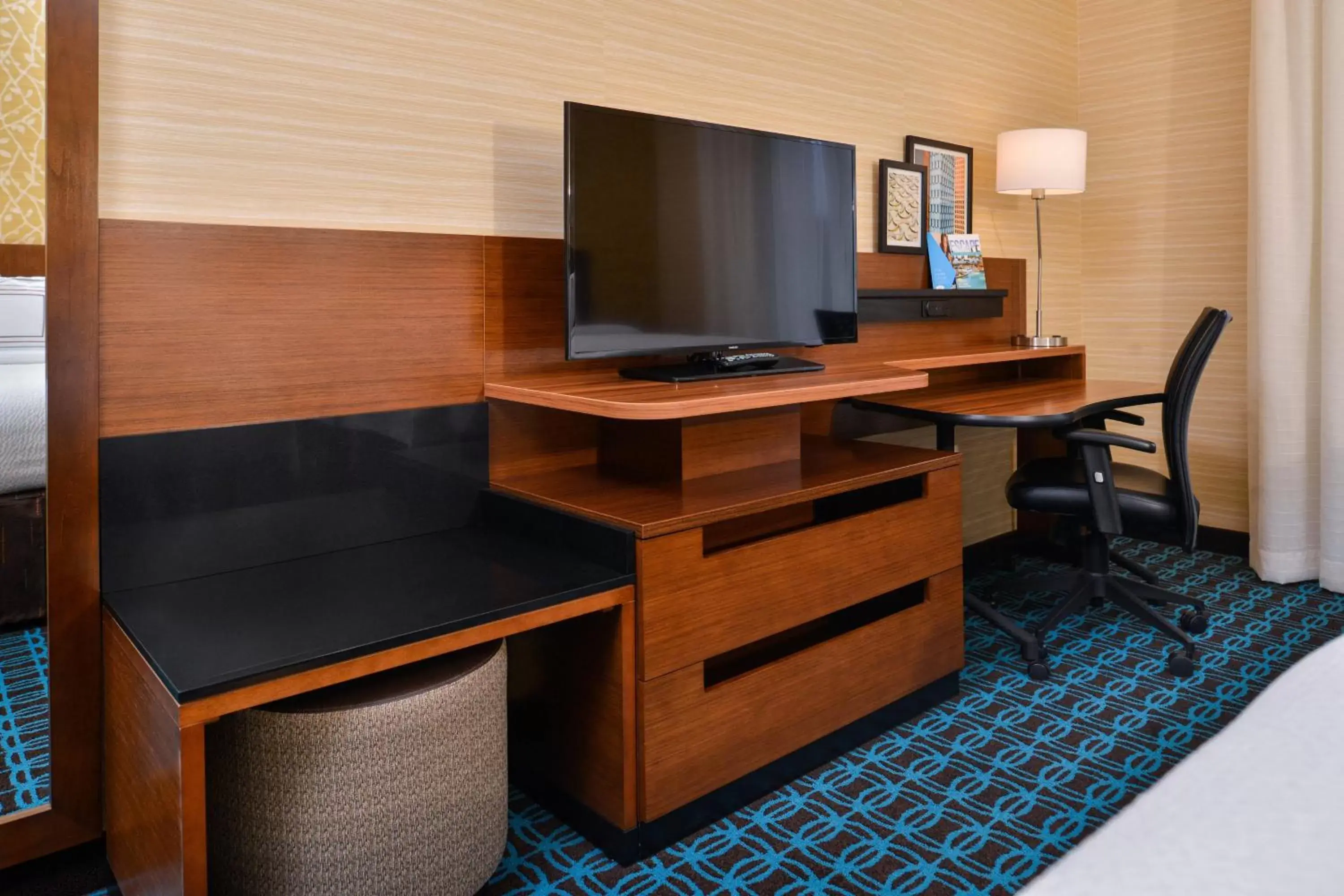 Photo of the whole room, TV/Entertainment Center in Fairfield Inn & Suites by Marriott Eugene East/Springfield
