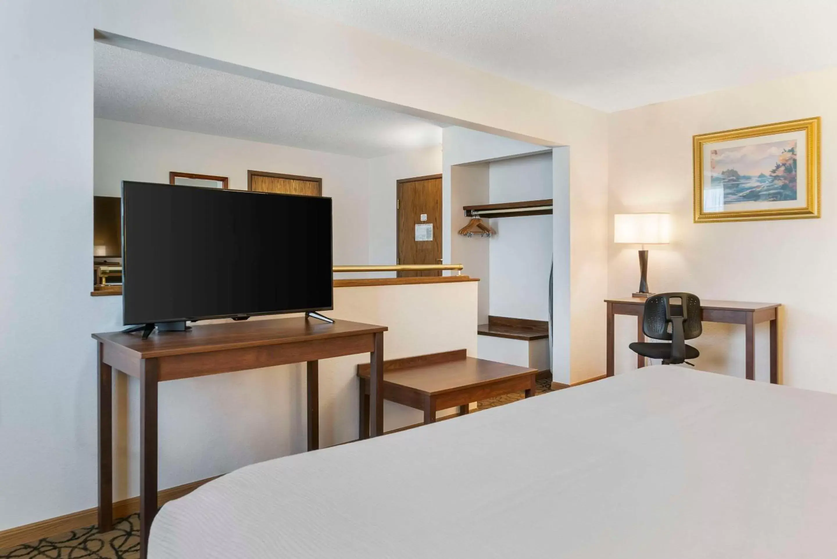 Bedroom, TV/Entertainment Center in Quality Inn & Suites