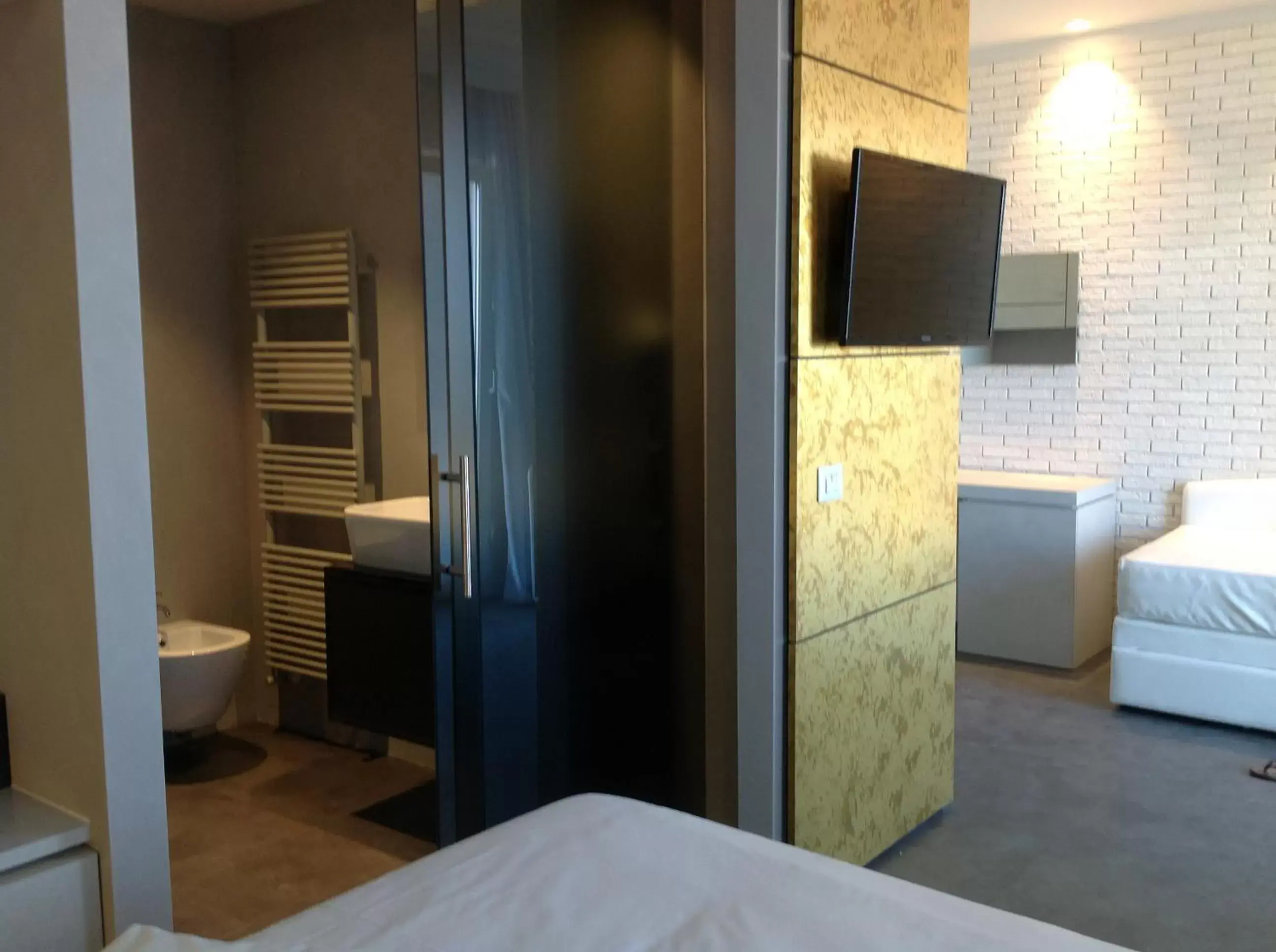 Bathroom, TV/Entertainment Center in Bell Suite Hotel