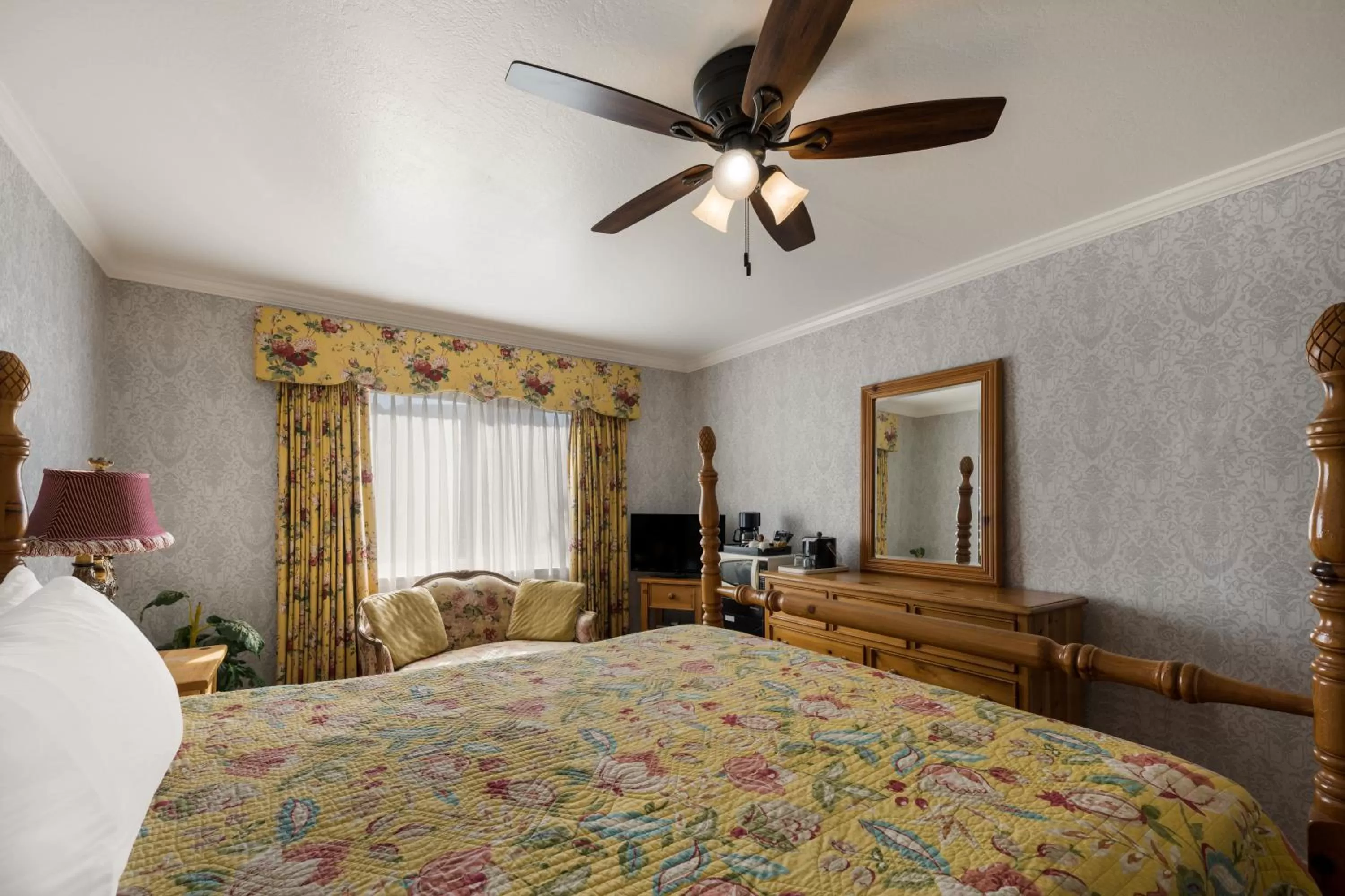 Bedroom, Bed in Carmel Inn & Suites