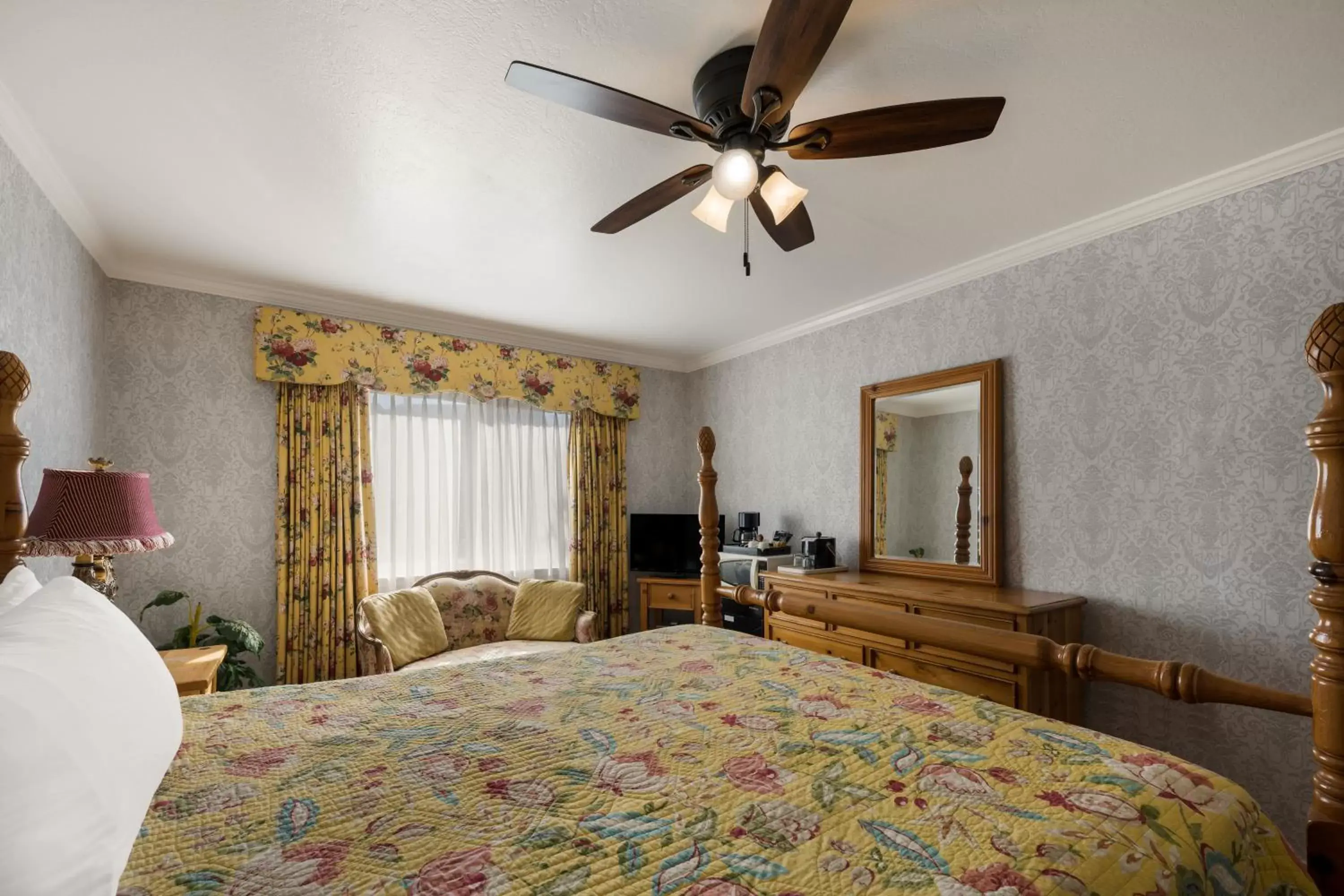 Bedroom, Bed in Carmel Inn & Suites Bedroom, Bed in Carmel Inn & Suites