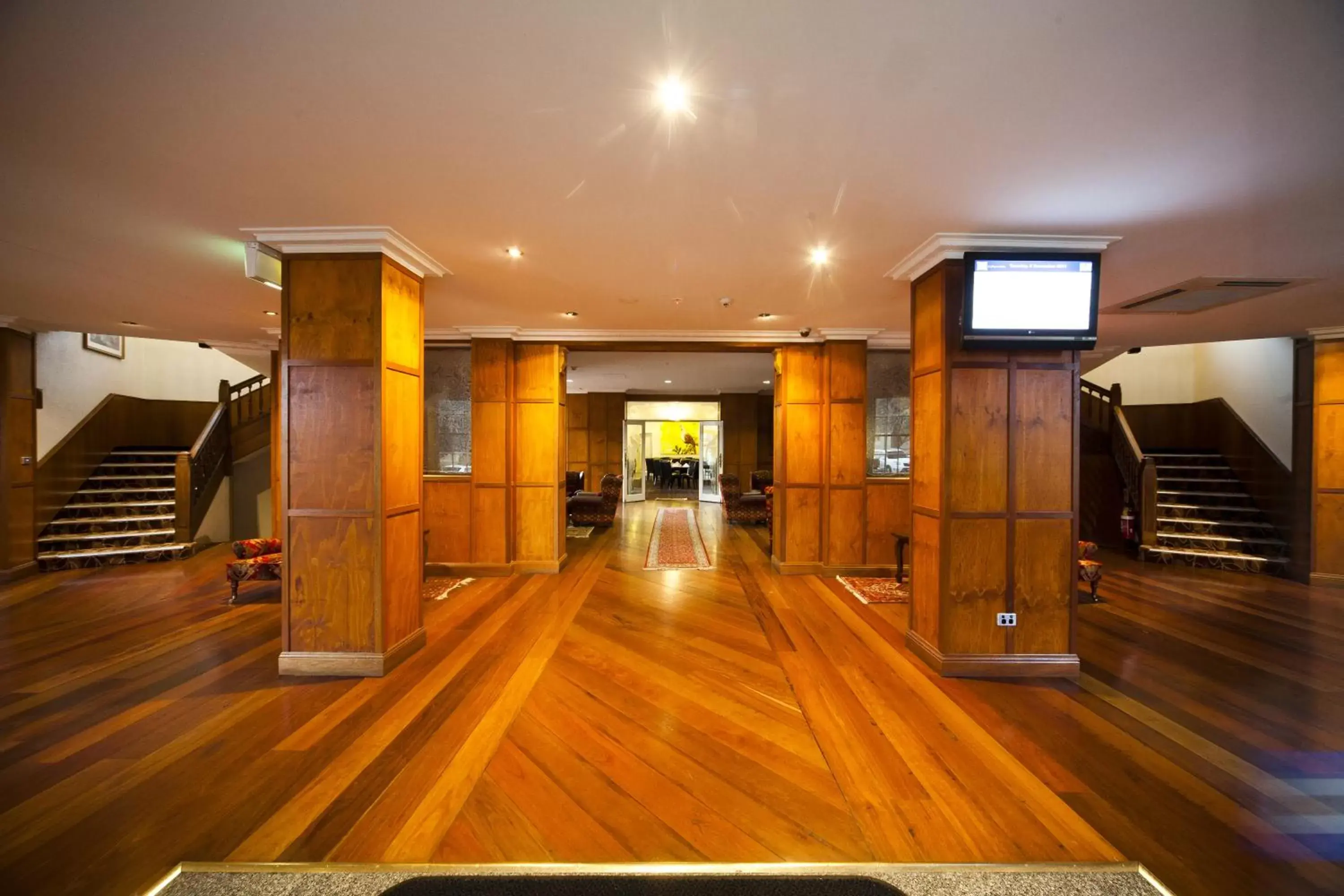 Lobby or reception in Mercure Canberra