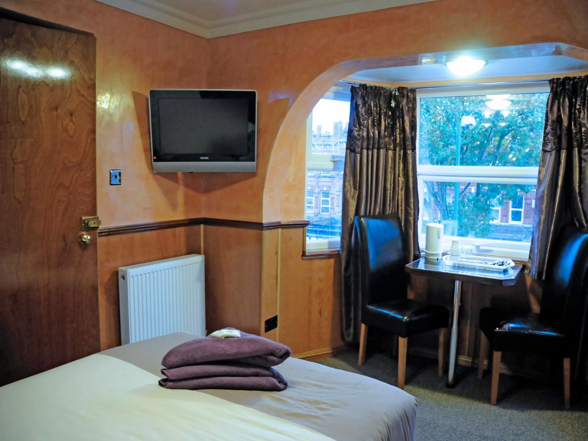 Photo of the whole room, Bed in Cricklewood Lodge Hotel