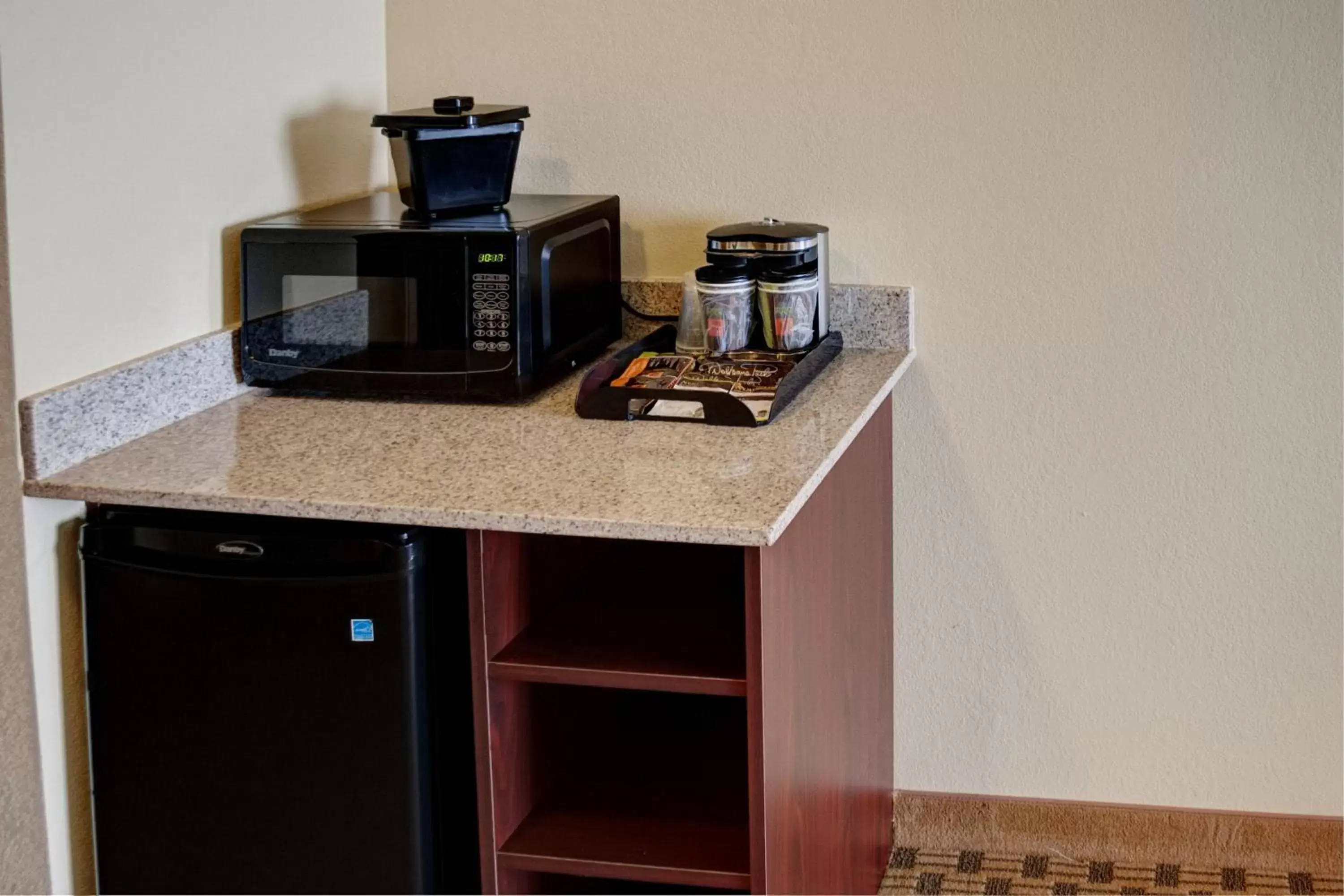 Coffee/tea facilities in Cobblestone Hotel and Suites - Jefferson