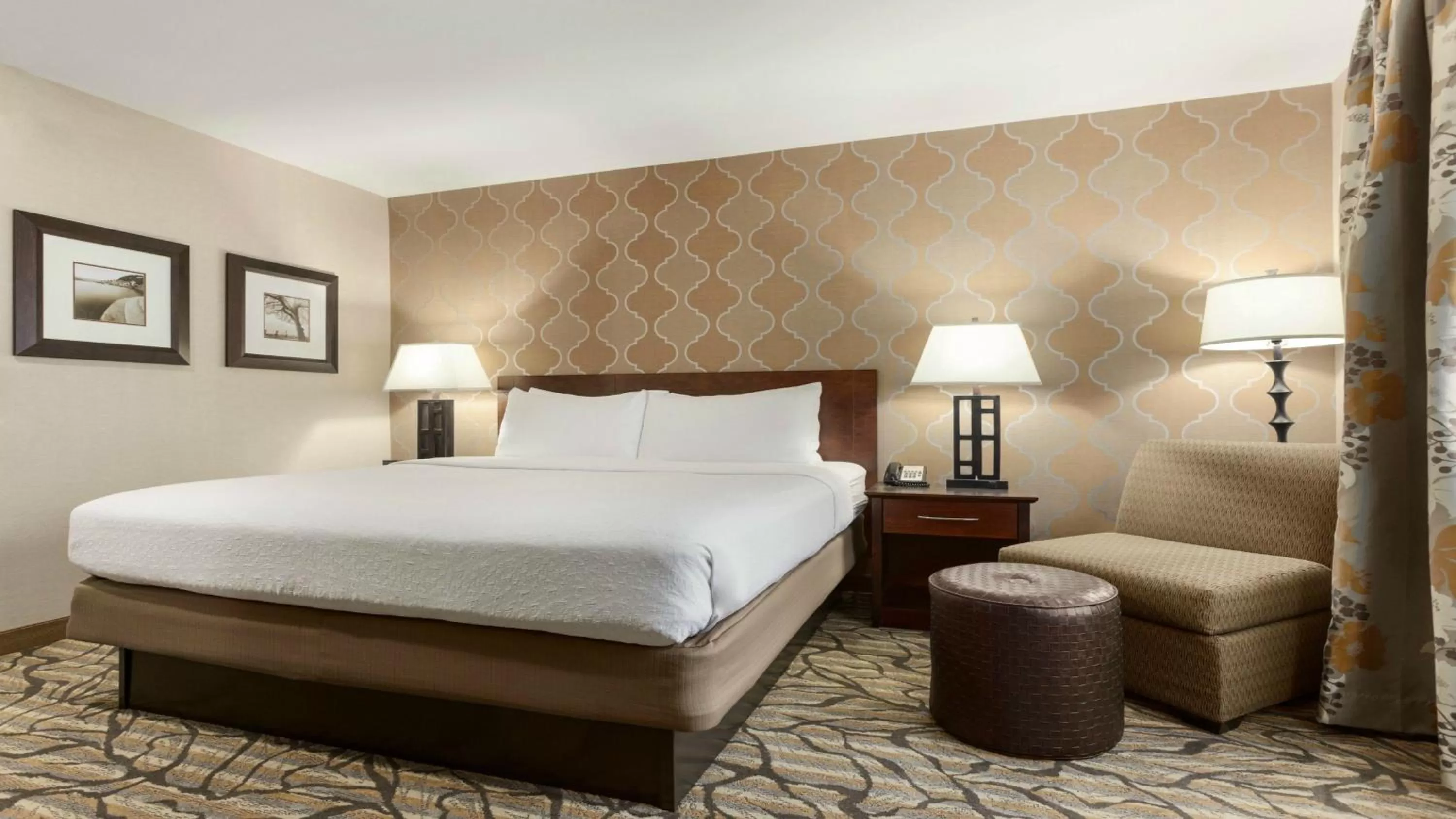 Photo of the whole room, Bed in Holiday Inn Hotel & Suites Gateway by IHG