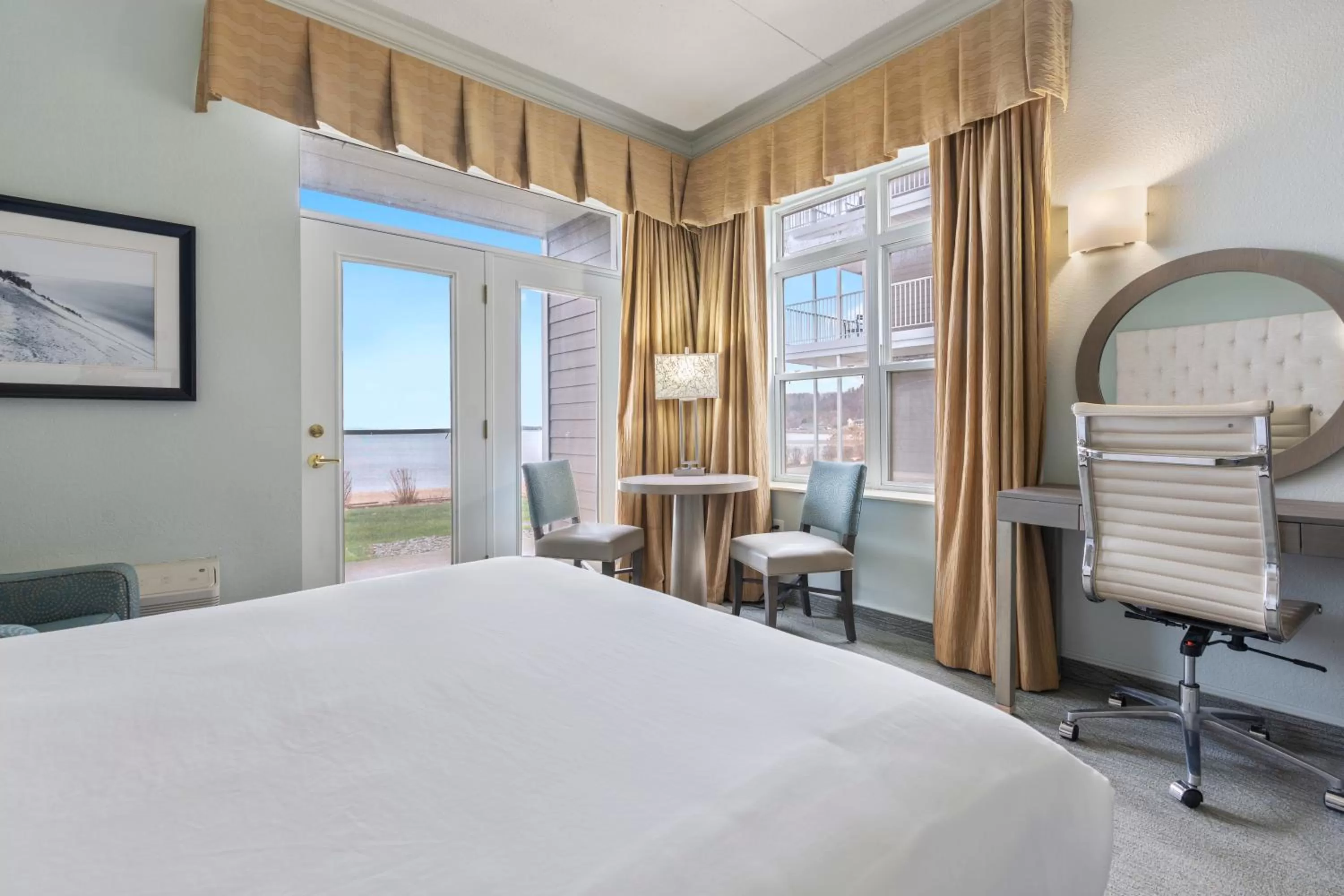 View (from property/room), Bed in Cherry Tree Inn & Suites