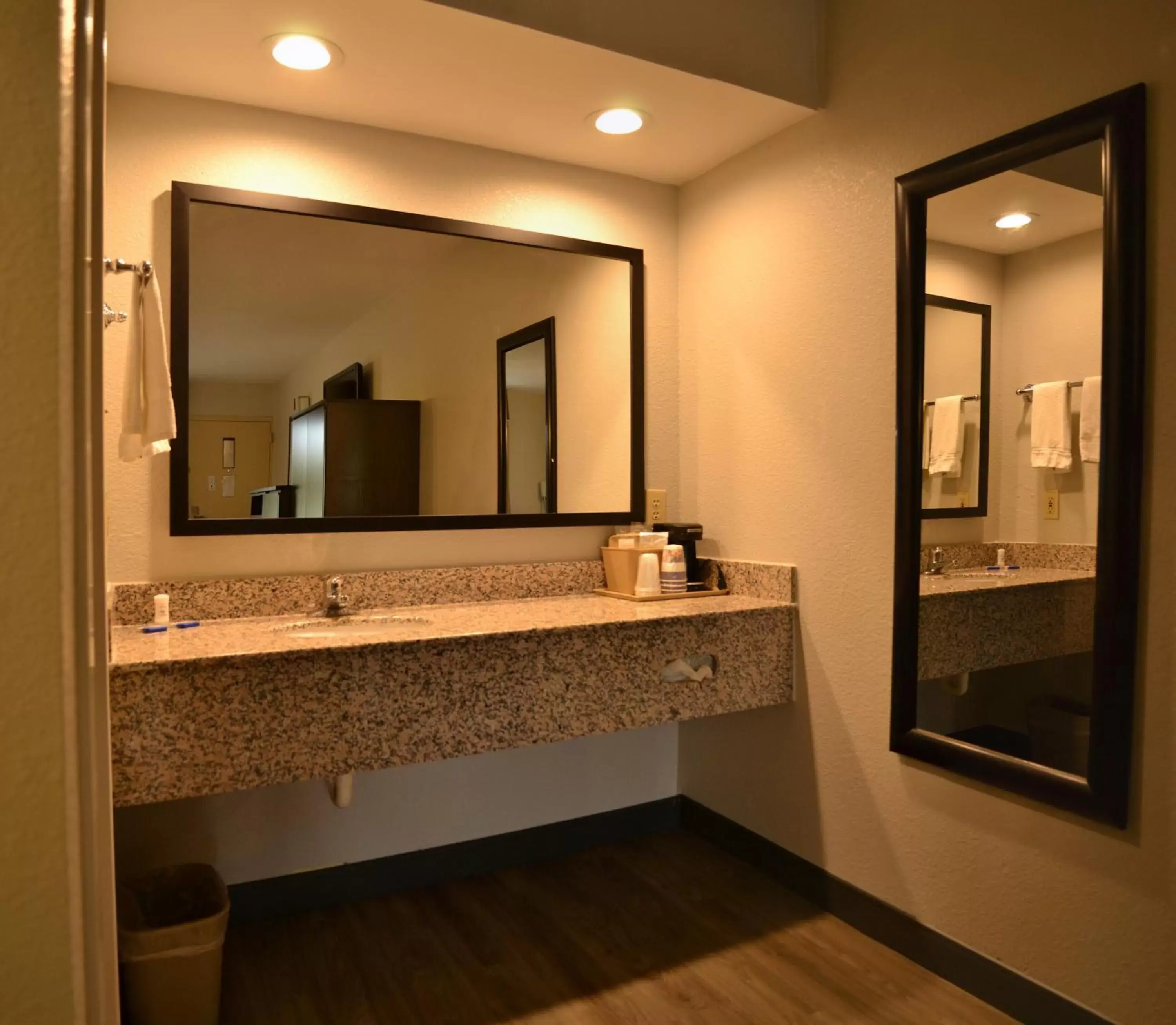 Bathroom in Best Western Cades Cove Inn