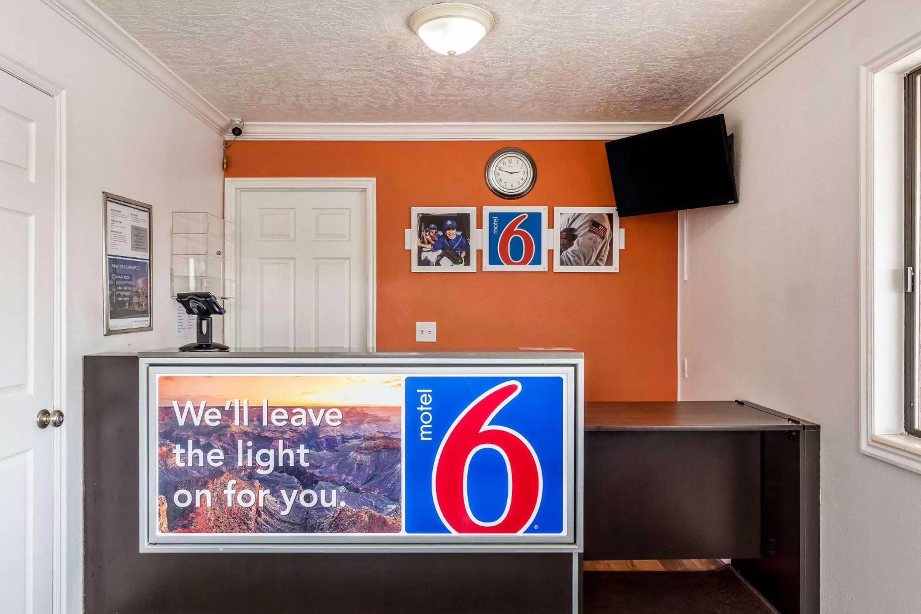 Communal lounge/ TV room in Motel 6 Tremonton, Utah