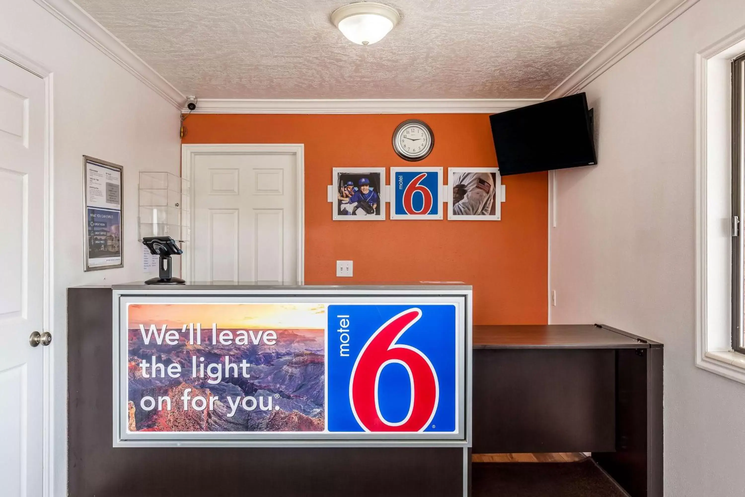 Communal lounge/ TV room, TV/Entertainment Center in Motel 6-Tremonton, UT