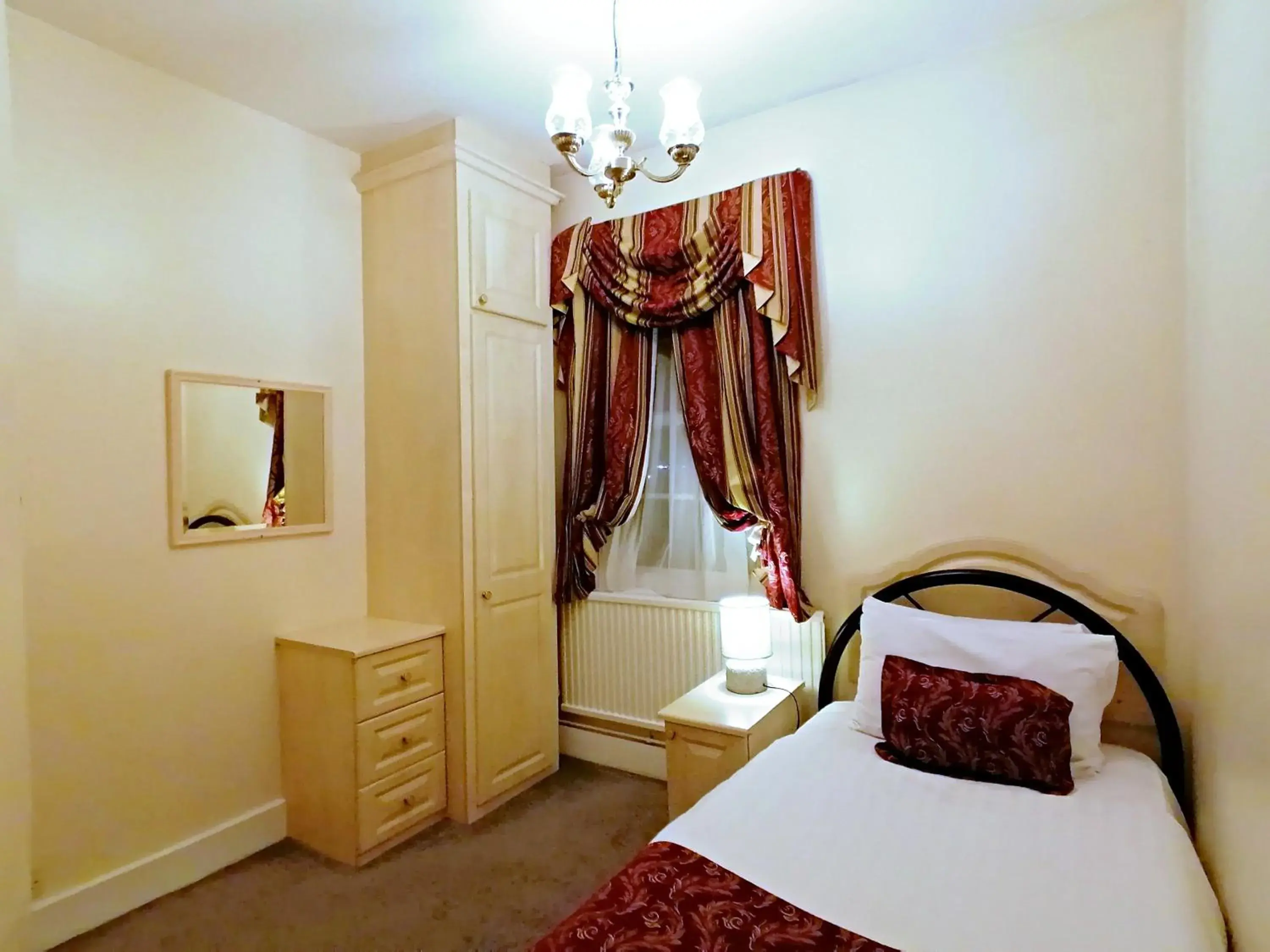 Bedroom, Bed in The Gordon House Hotel