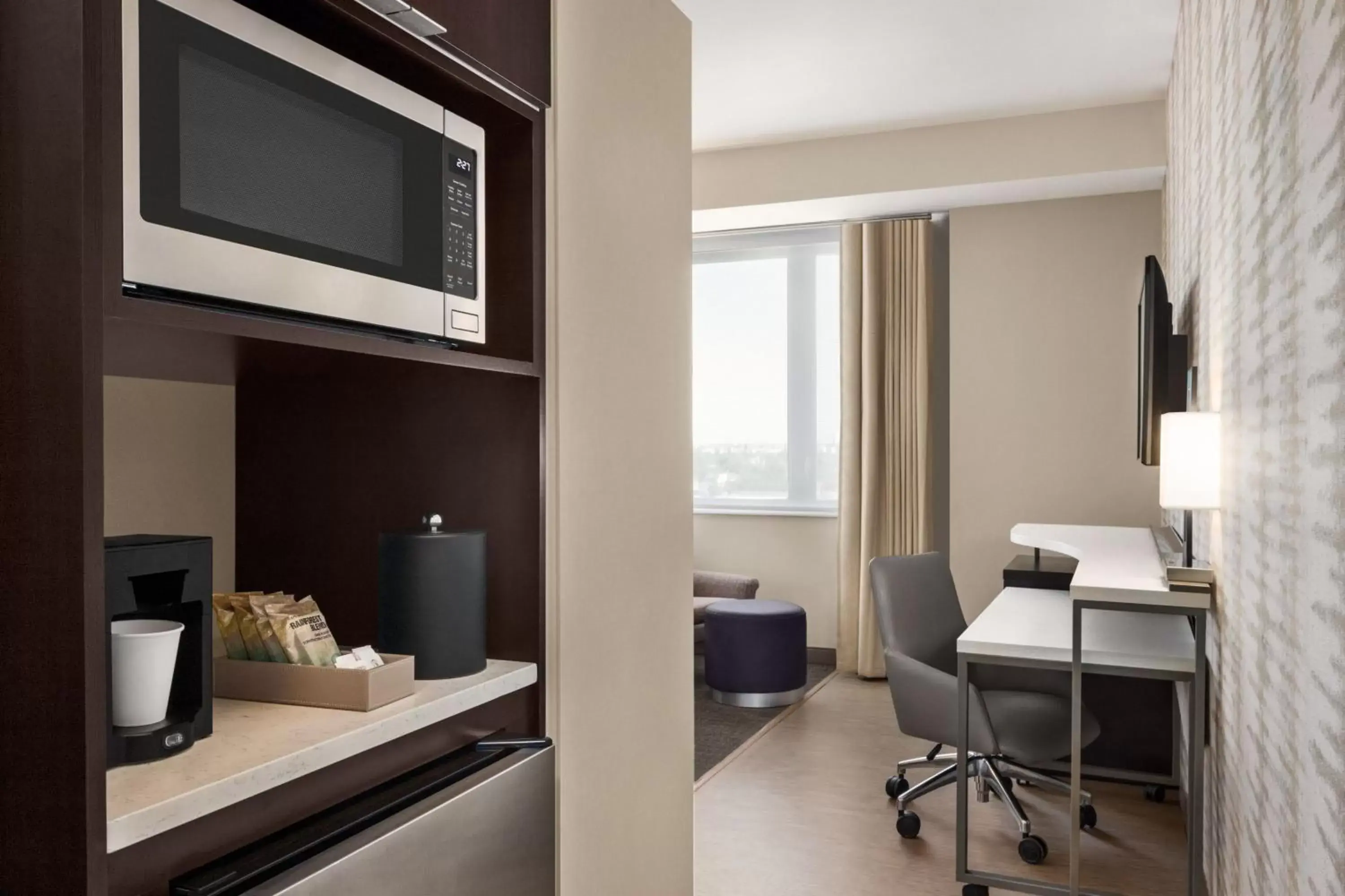 Photo of the whole room, TV/Entertainment Center in Residence Inn by Marriott New York JFK Airport