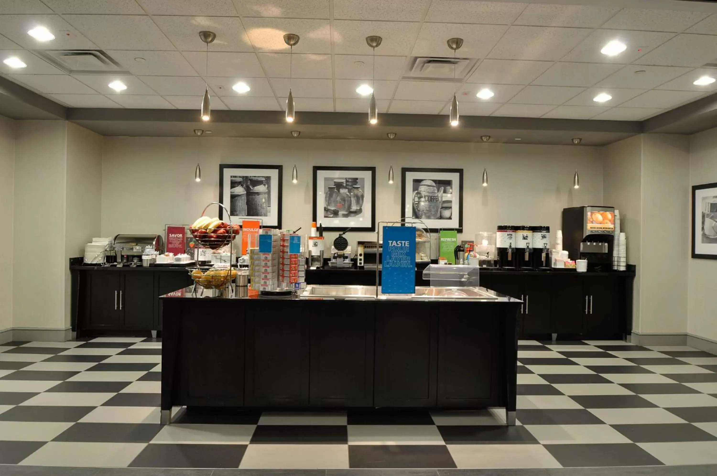 Dining area in Hampton Inn Stafford / Quantico-Aquia