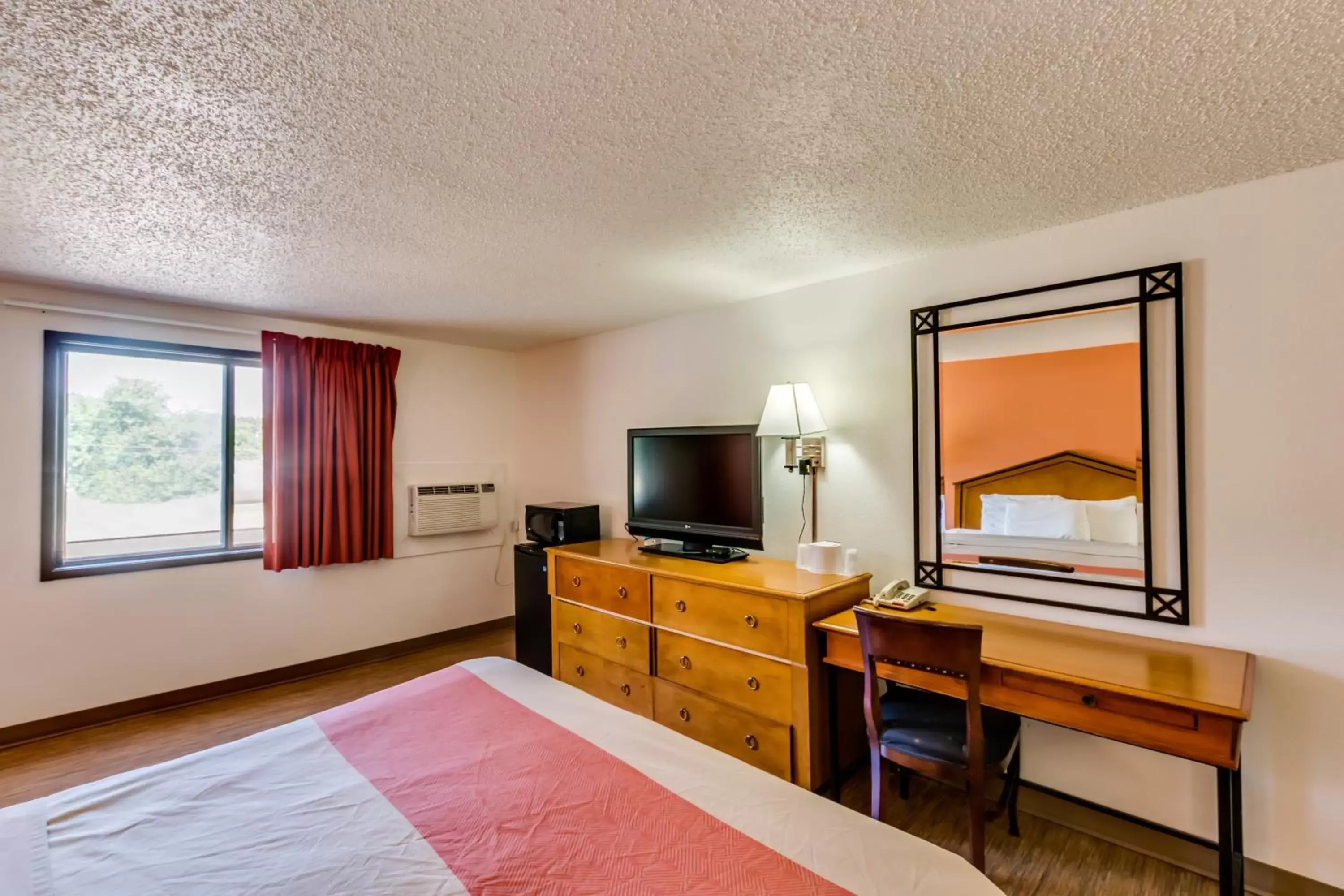 Photo of the whole room, TV/Entertainment Center in Motel 6-Albert Lea, MN
