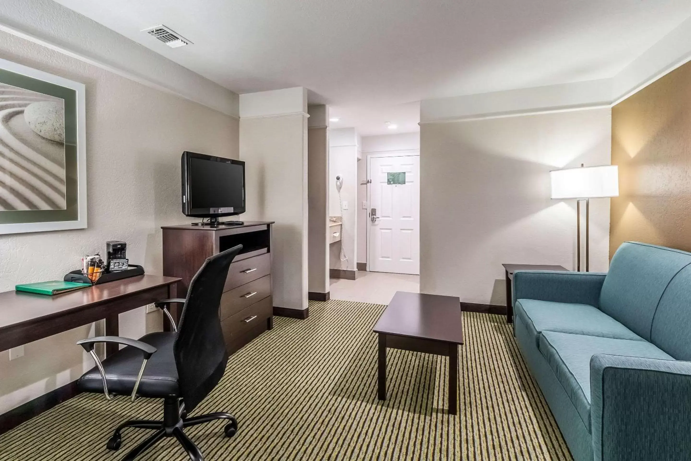 Photo of the whole room, Seating Area in Quality Inn & Suites SeaWorld North