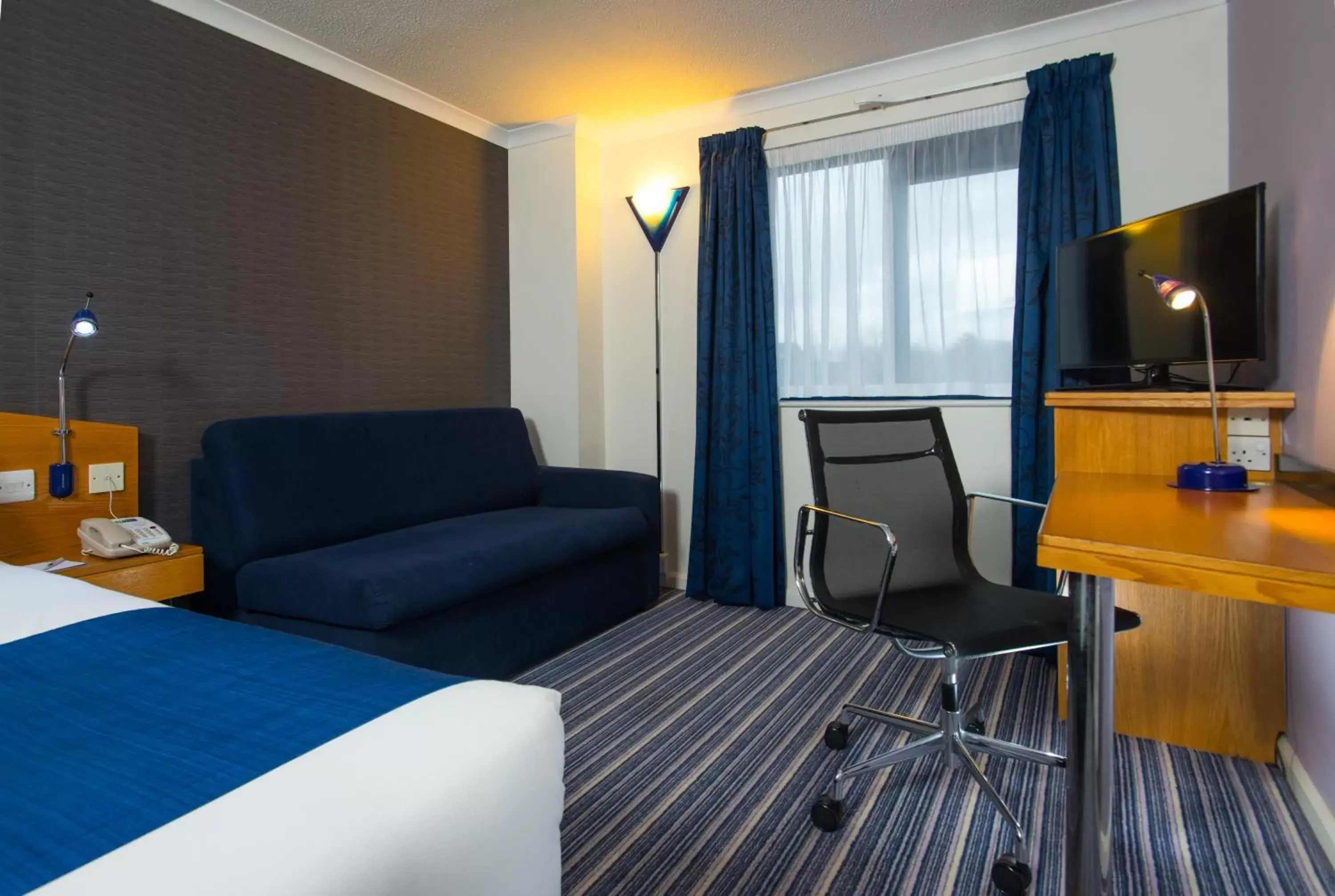 Photo of the whole room, TV/Entertainment Center in Holiday Inn Express Inverness, an IHG Hotel