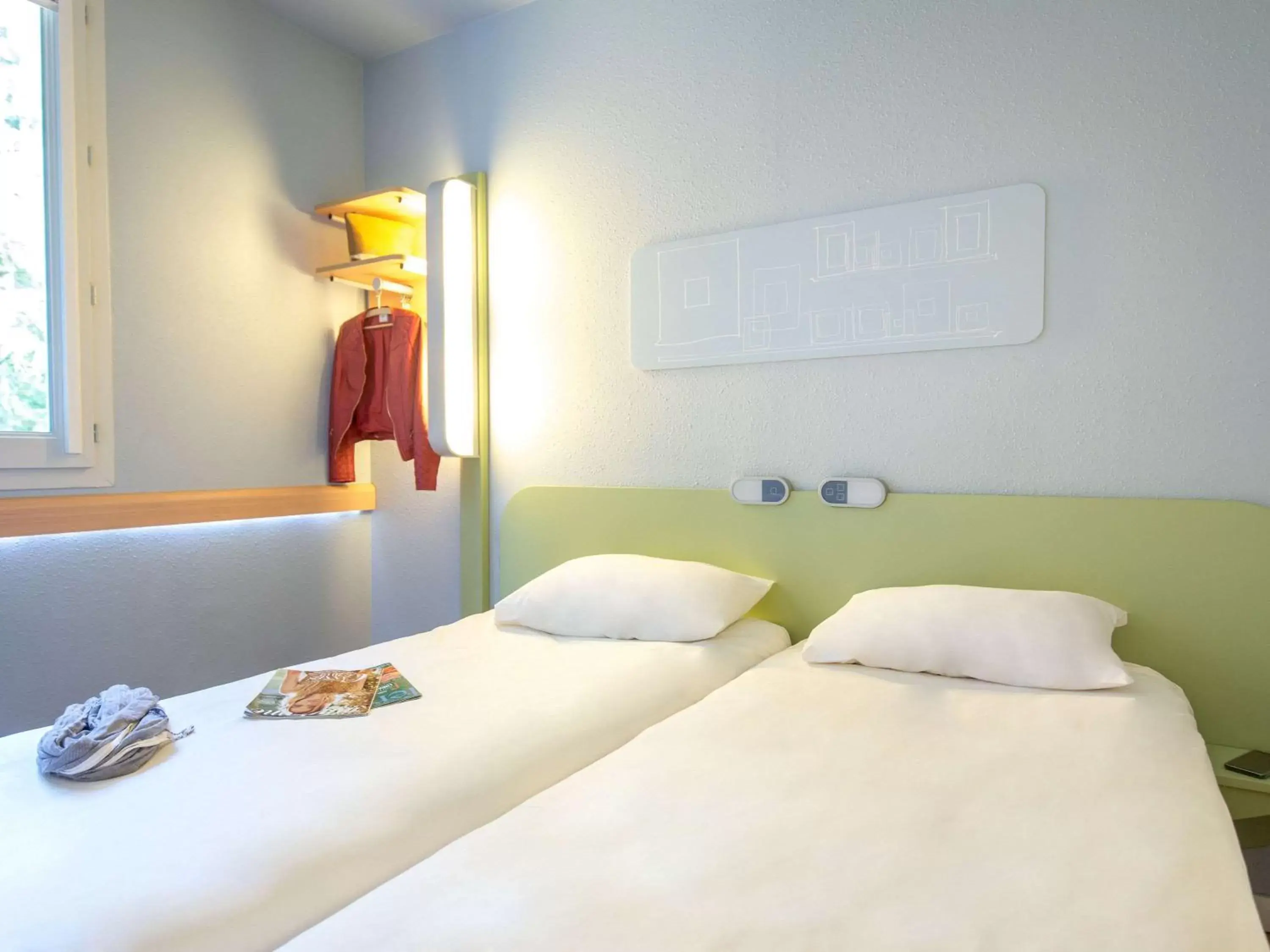 Photo of the whole room, Bed in ibis budget Brignoles Provence Photo of the whole room, Bed in ibis budget Brignoles Provence