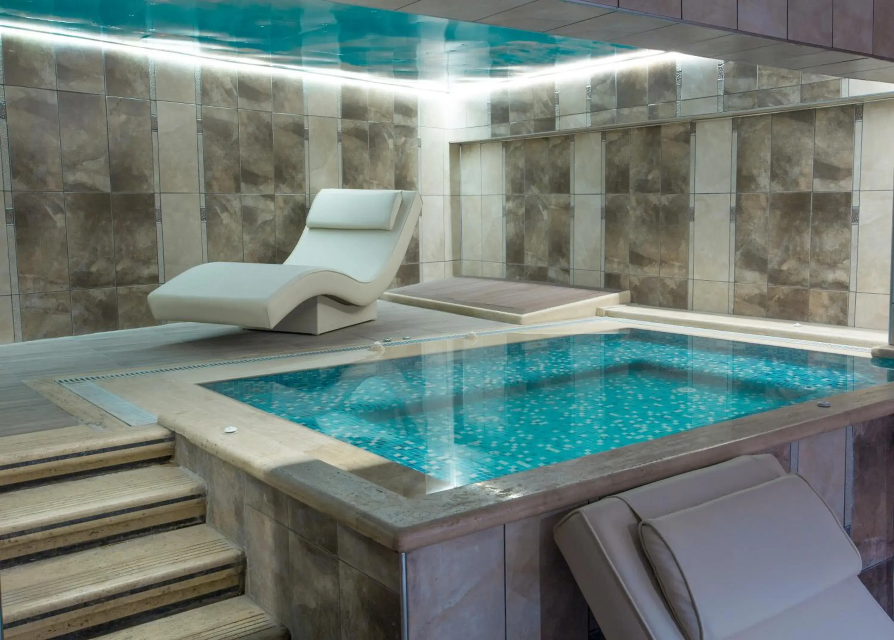 Hot Tub, Swimming Pool in World Point Hotel Istanbul