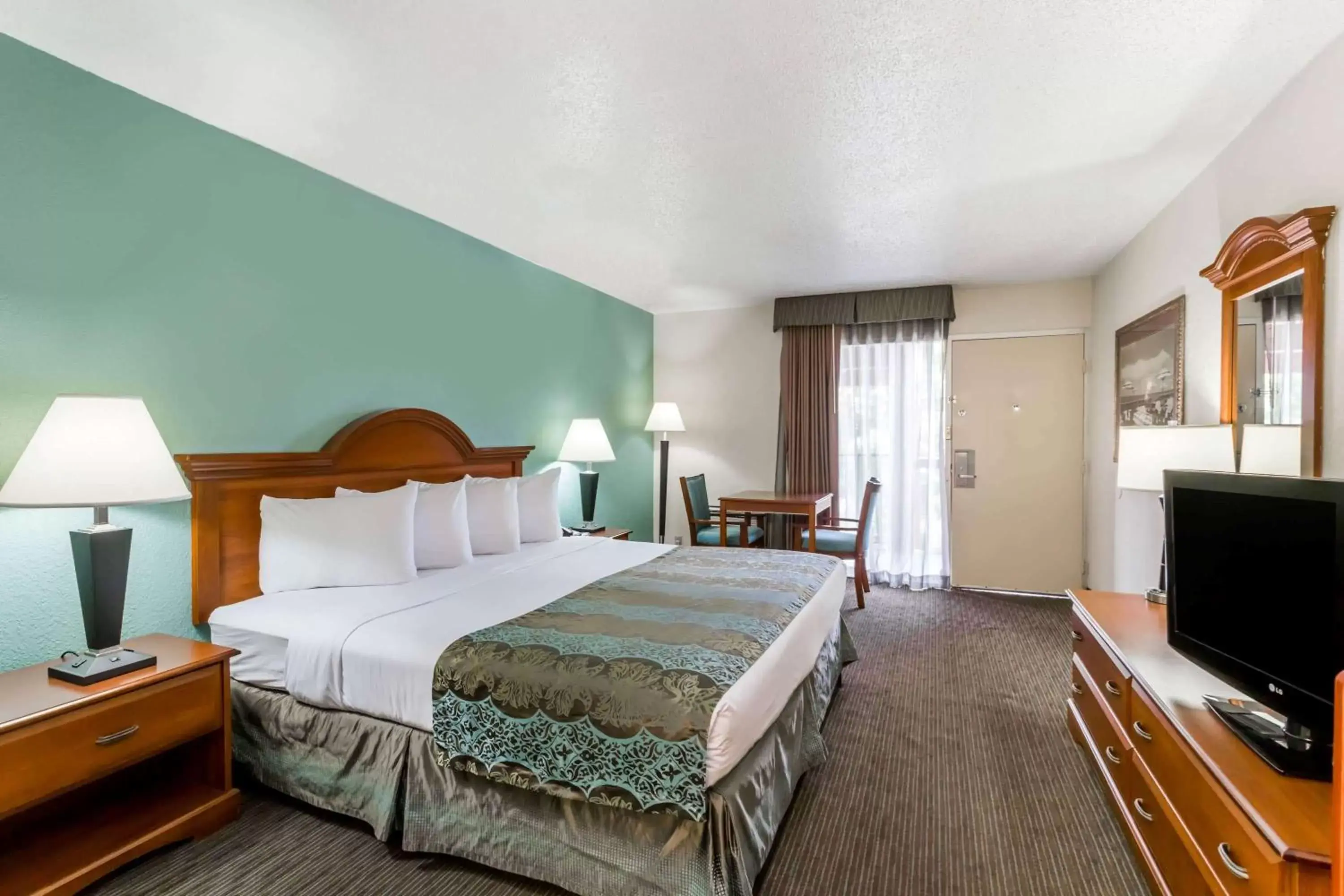 Photo of the whole room, Bed in Baymont by Wyndham Sarasota