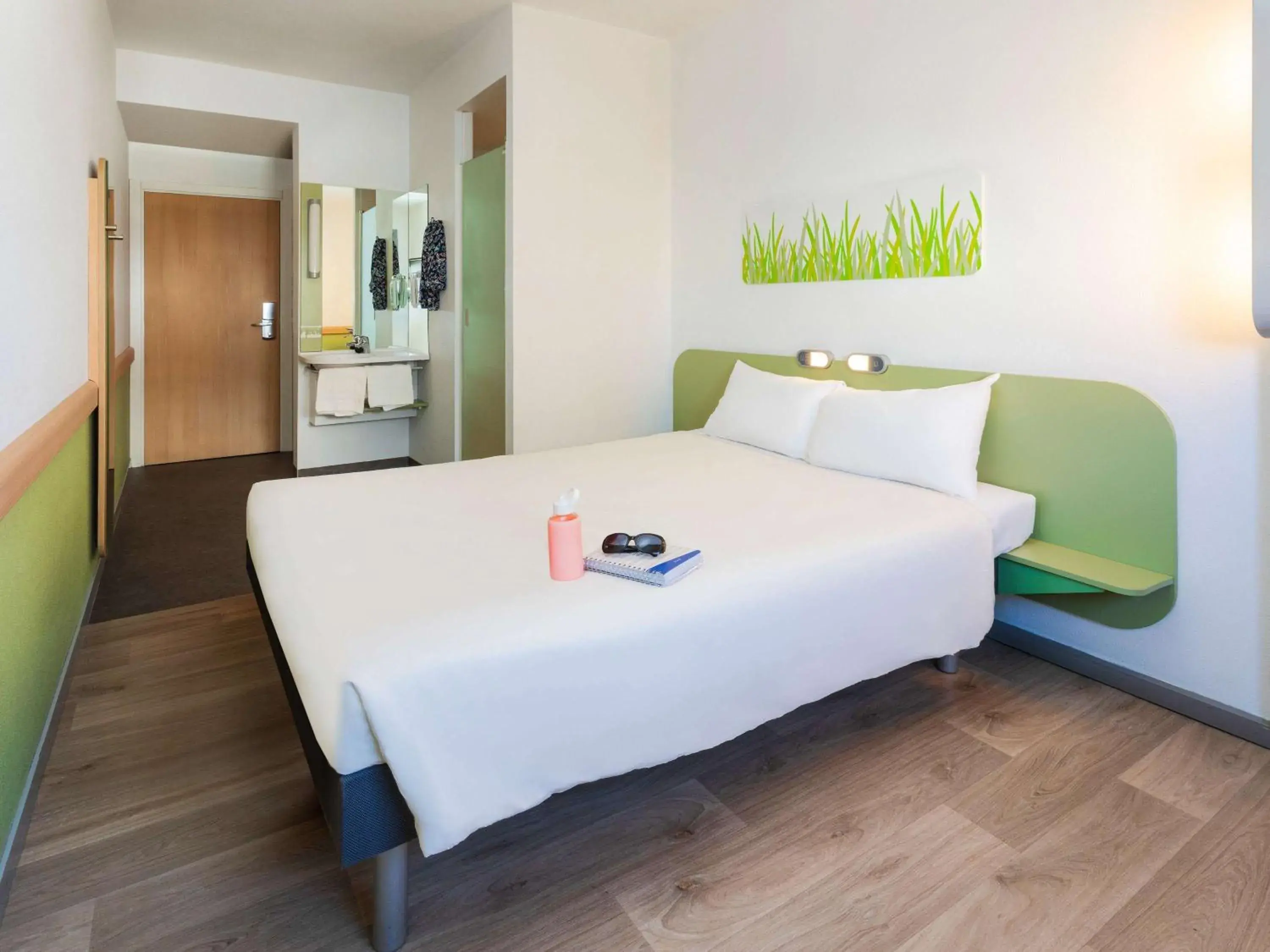 Bedroom, Bed in Ibis Budget Madrid Vallecas