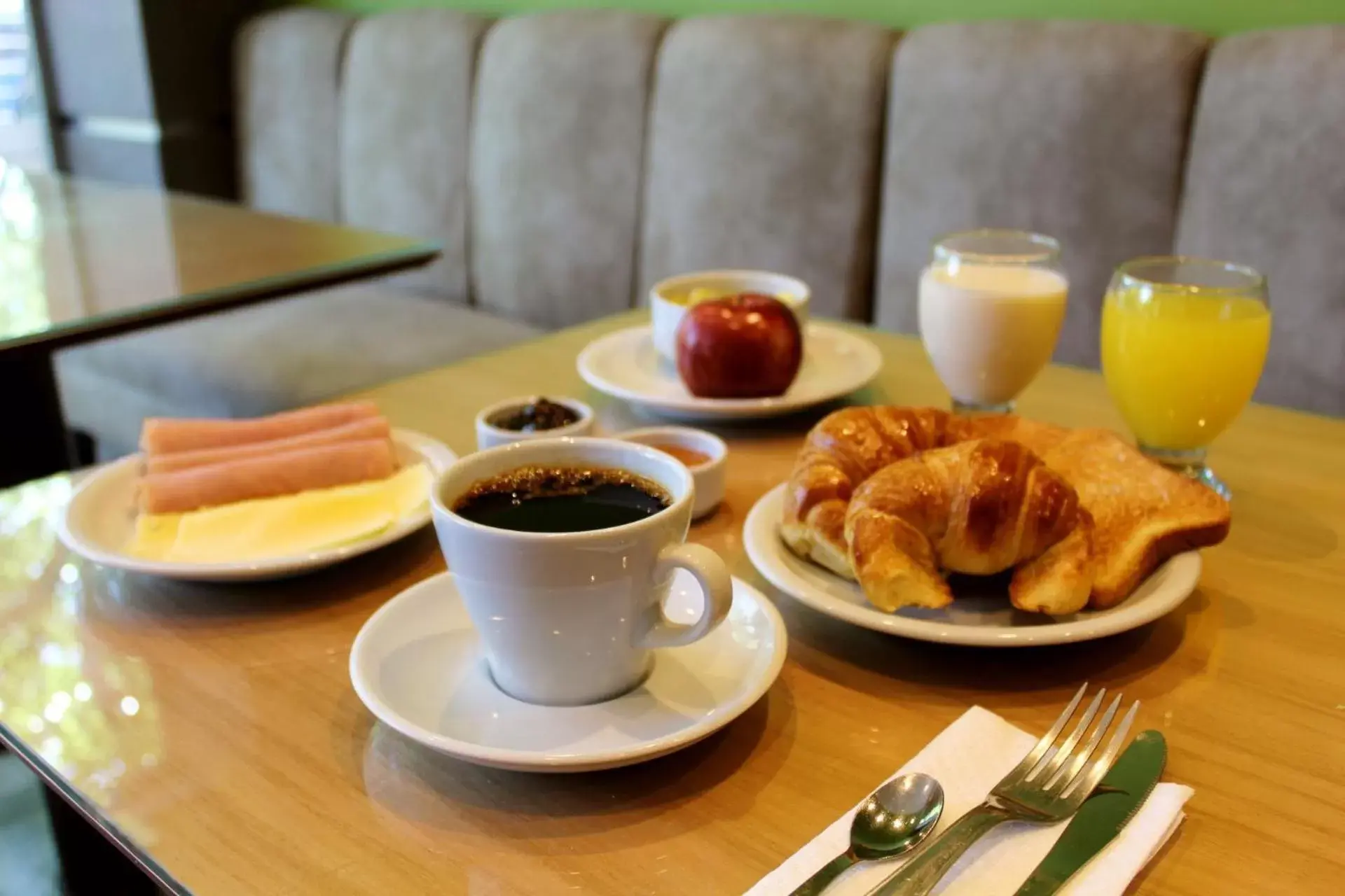 Buffet breakfast in Soltigua Apart Hotel Mendoza